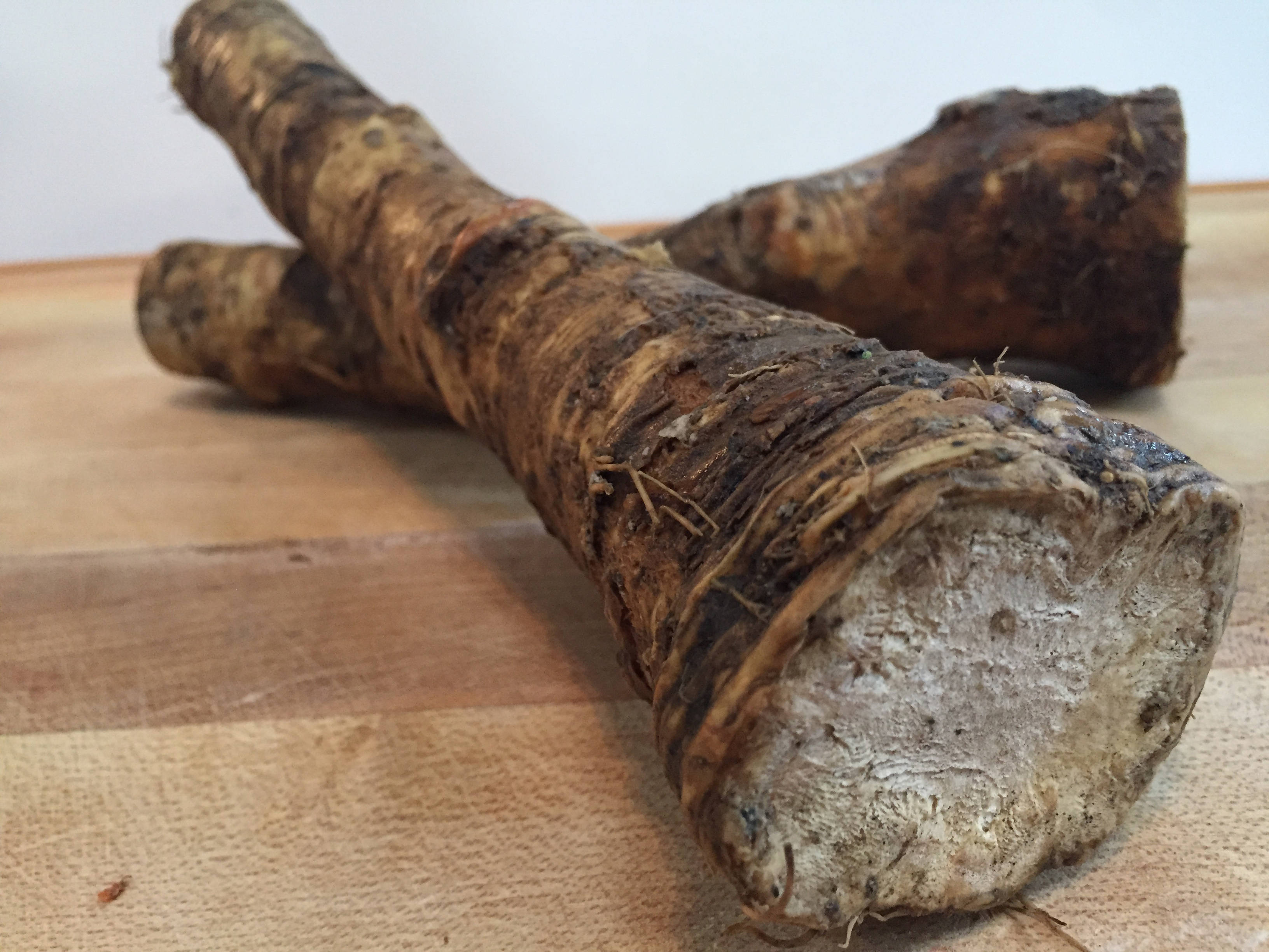horseradish, dark brown, wooden cutting board, 2K Desktop Wallpaper