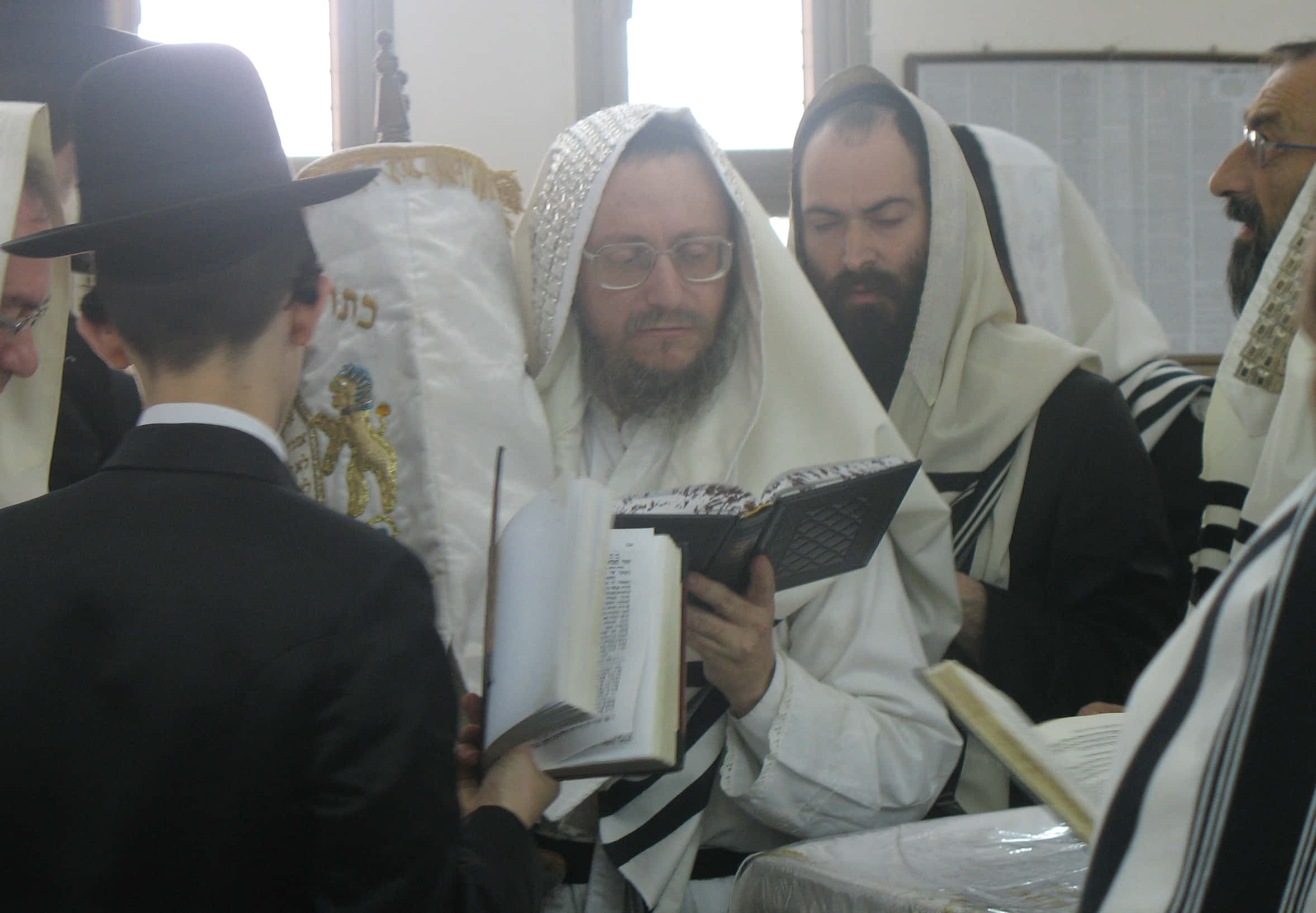 Hoshana Rabbah, traditional Jewish attire, sacred texts, Full HD Desktop Wallpaper