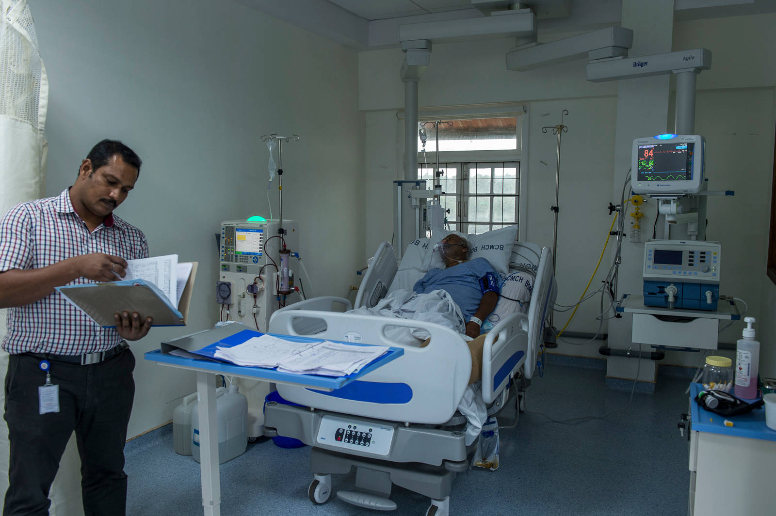 elderly patient, hospital room, hospital bed, HD Desktop Wallpaper