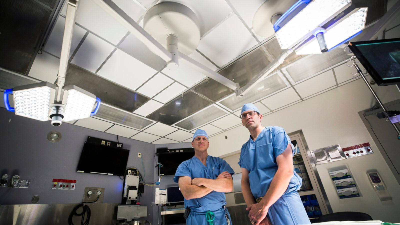 male surgeon, blue scrubs, modern operating room, HD Desktop Wallpaper