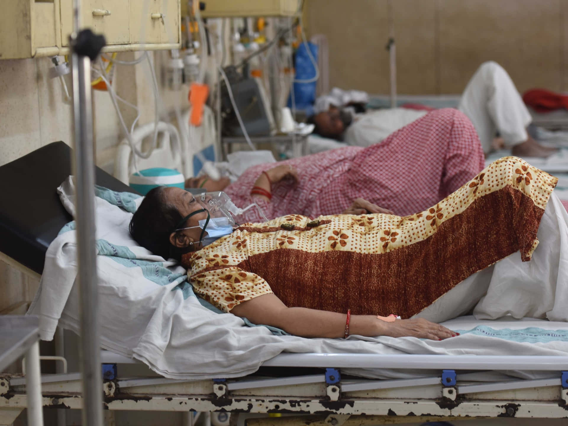 old woman patient, hospital bed, oxygen mask, Full HD Desktop Wallpaper