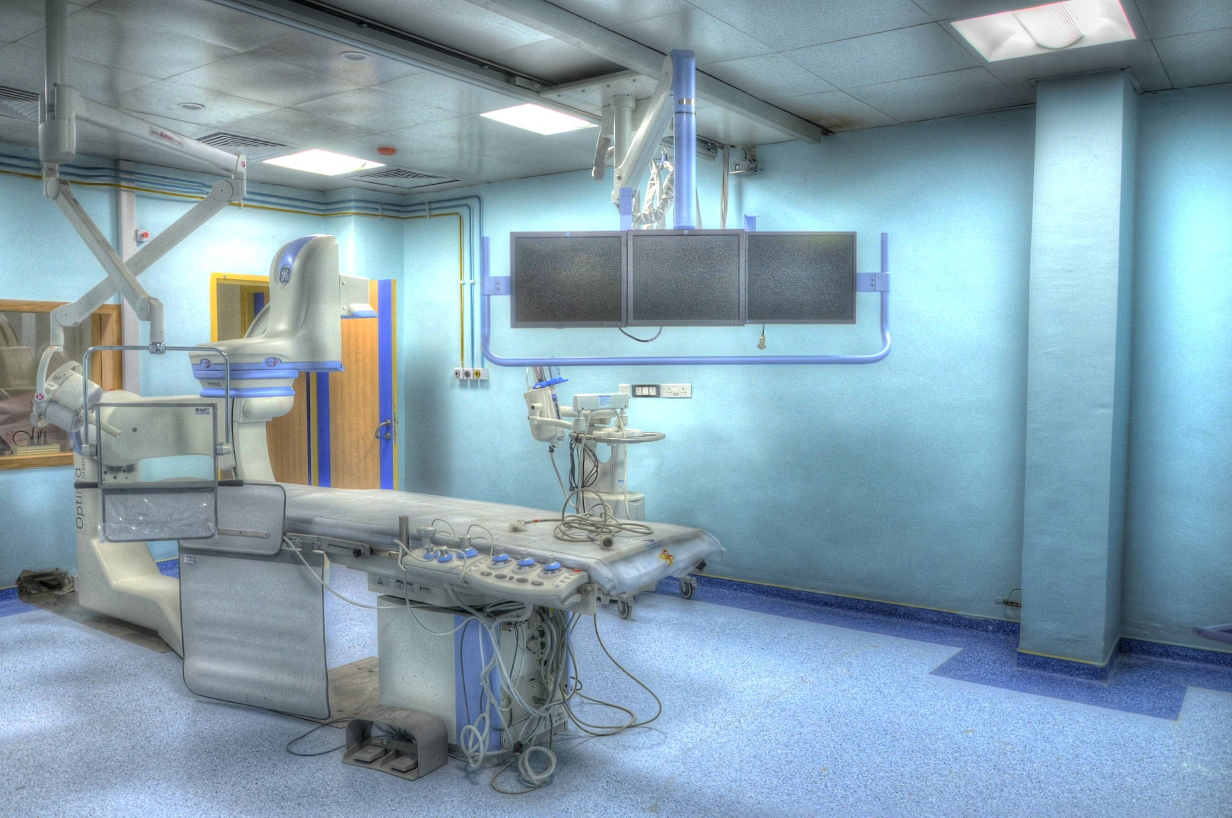 hospital operating room bed, sterile hospital room, large medical imaging machine, Full HD Desktop Wallpaper