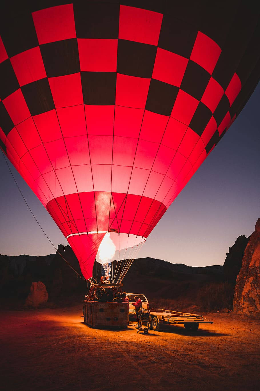 red hot air balloon, black checkered, twilight sky, HD Phone Wallpaper