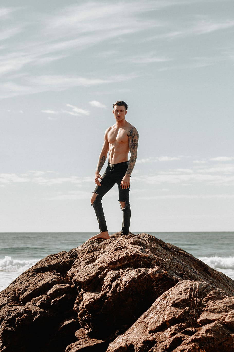 Hot Guy, rock beach, ocean, HD Phone Wallpaper
