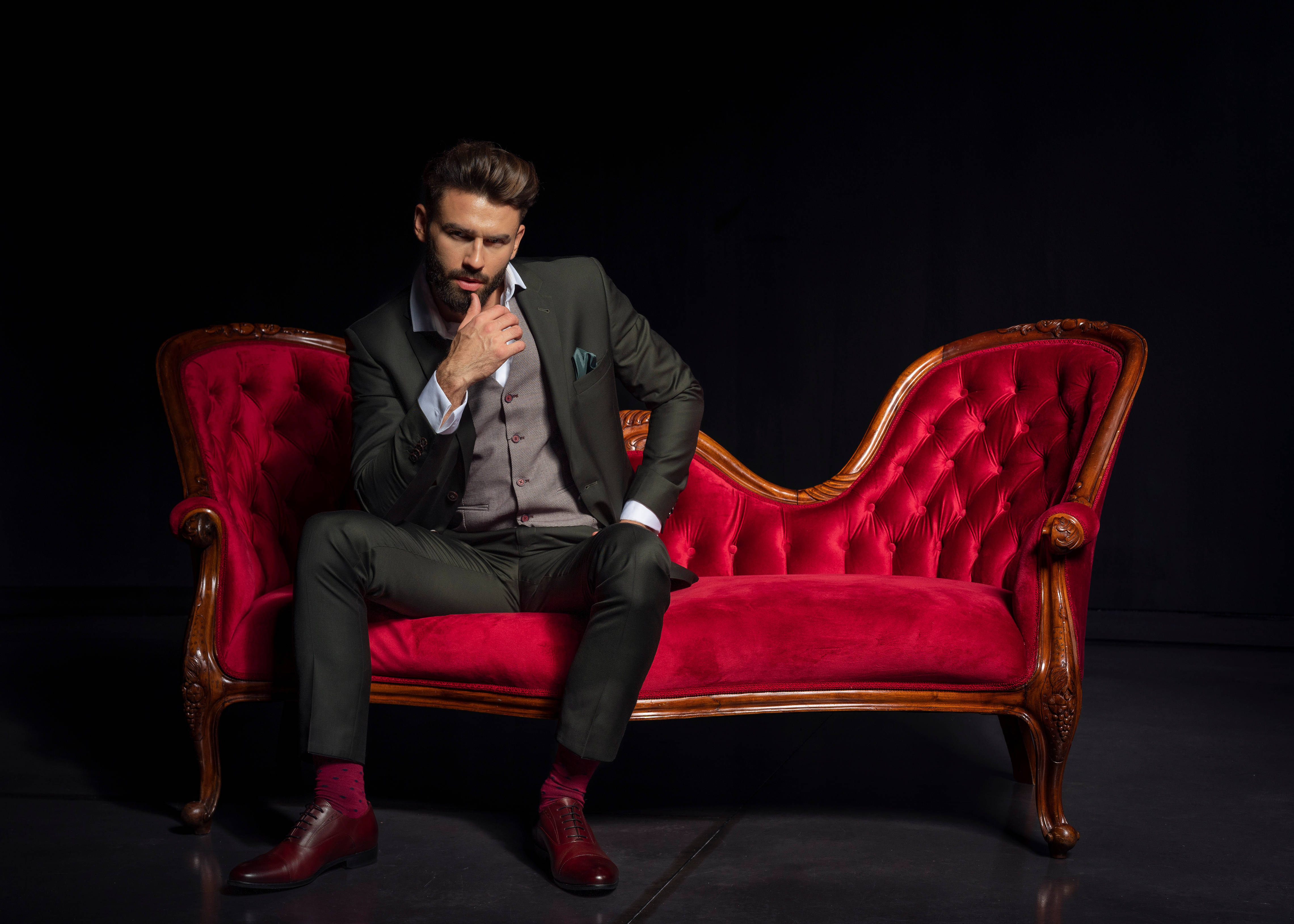 red velvet chaise lounge, grey suit, black backdrop, 4K Desktop Wallpaper