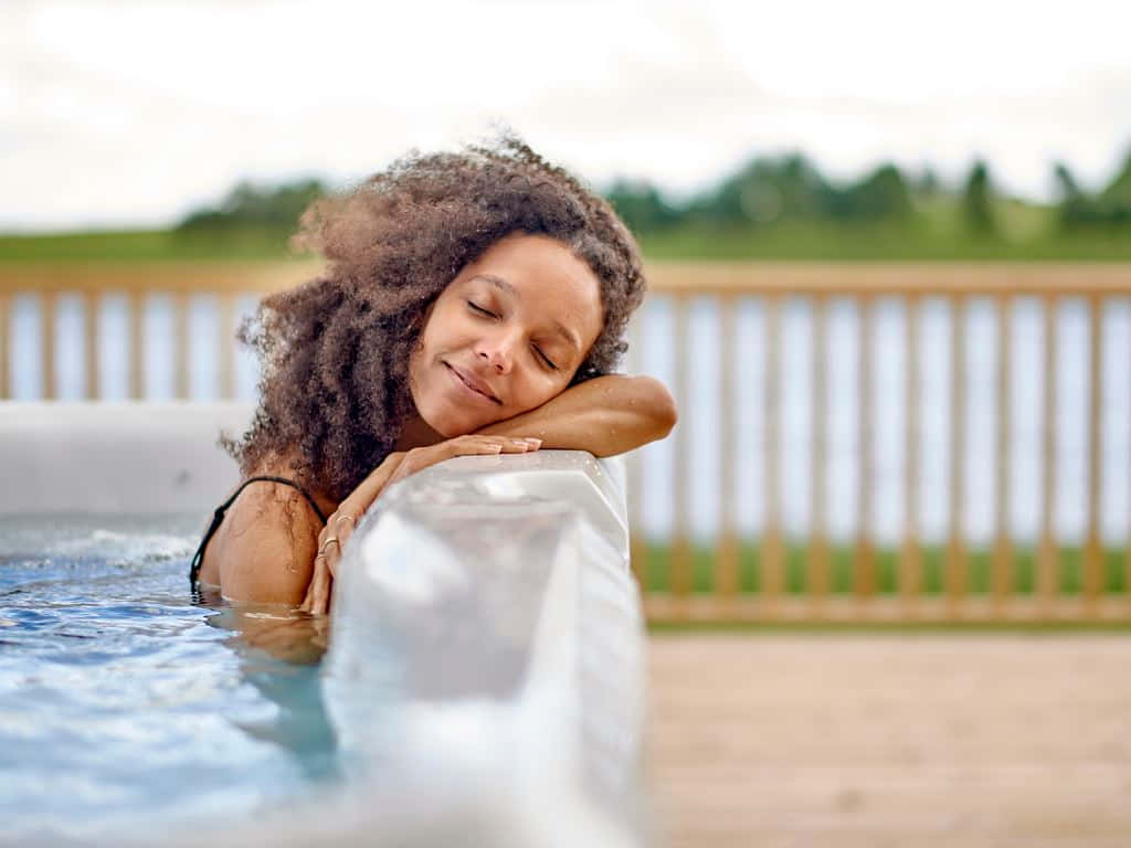 hot tub, woman, curly hair, SD Desktop Wallpaper