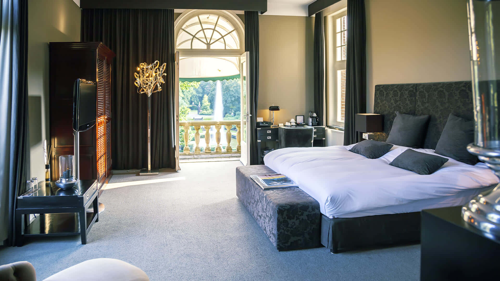 huge modern interior hotel room, dark furniture, large bed, Full HD Desktop Wallpaper
