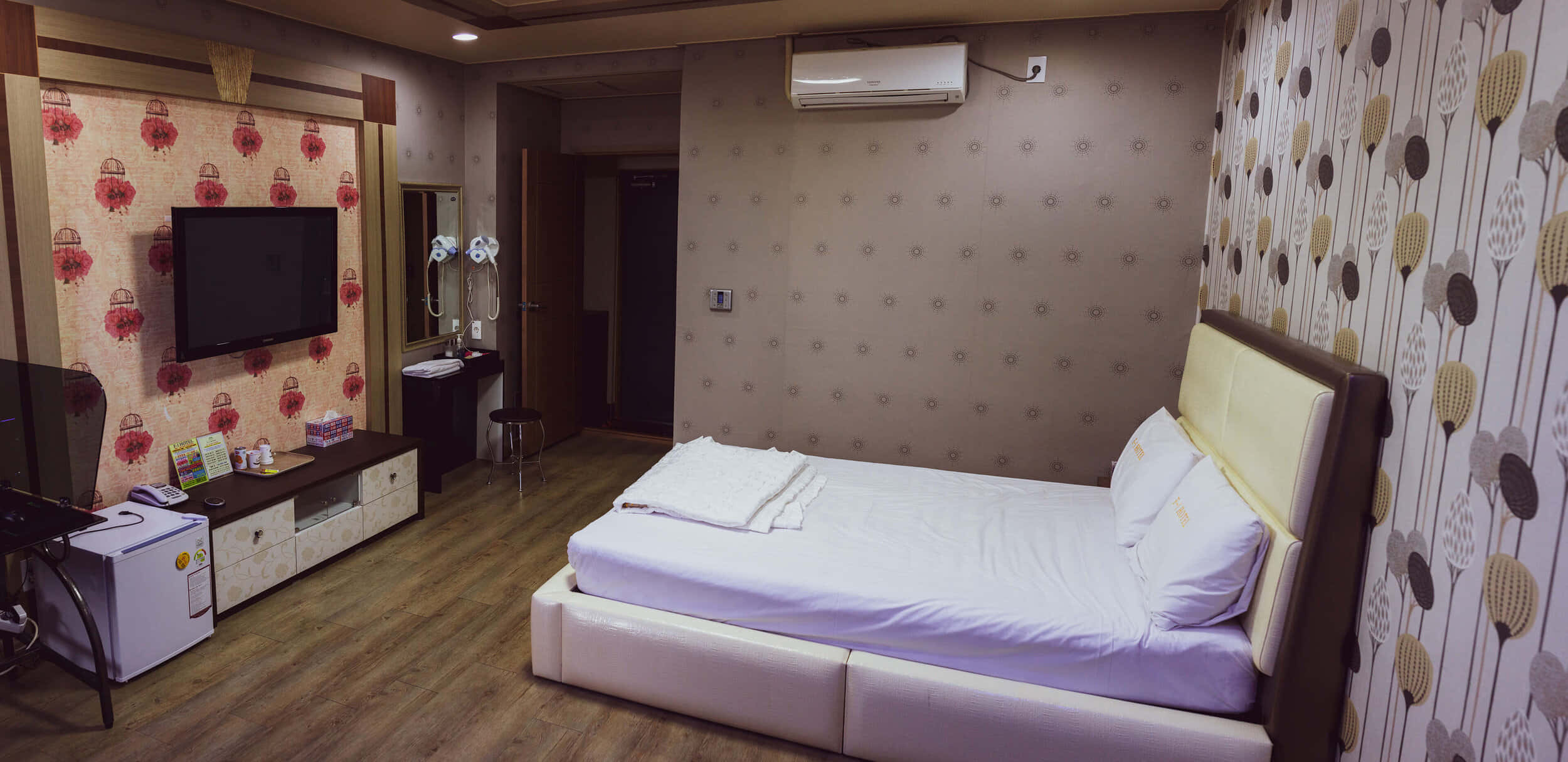 simple classic korean hotel room, white bed, patterned wallpaper, Full HD Desktop Wallpaper