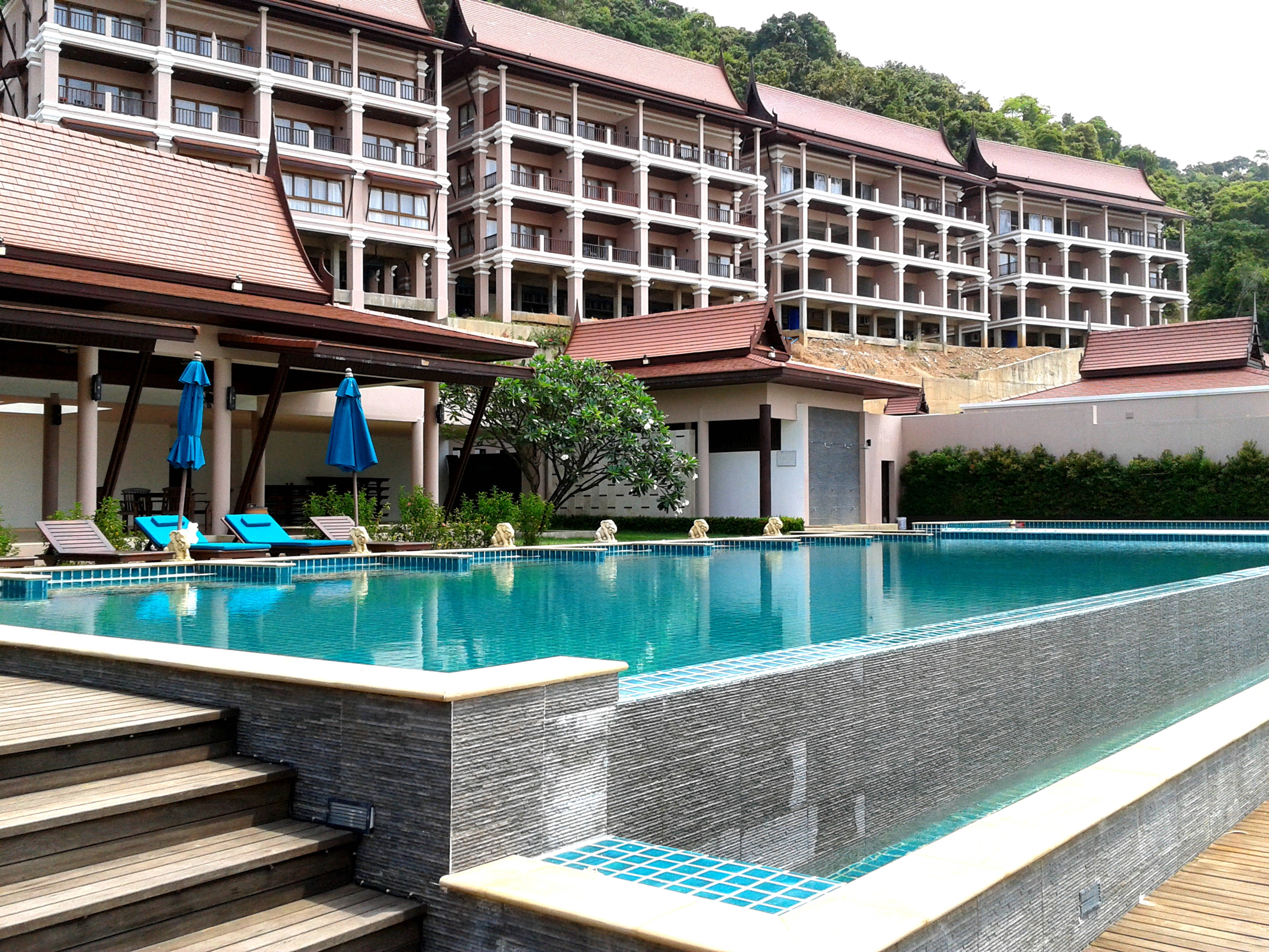 empty hotel pool, turquoise water, multi-tiered buildings, 4K Desktop Wallpaper