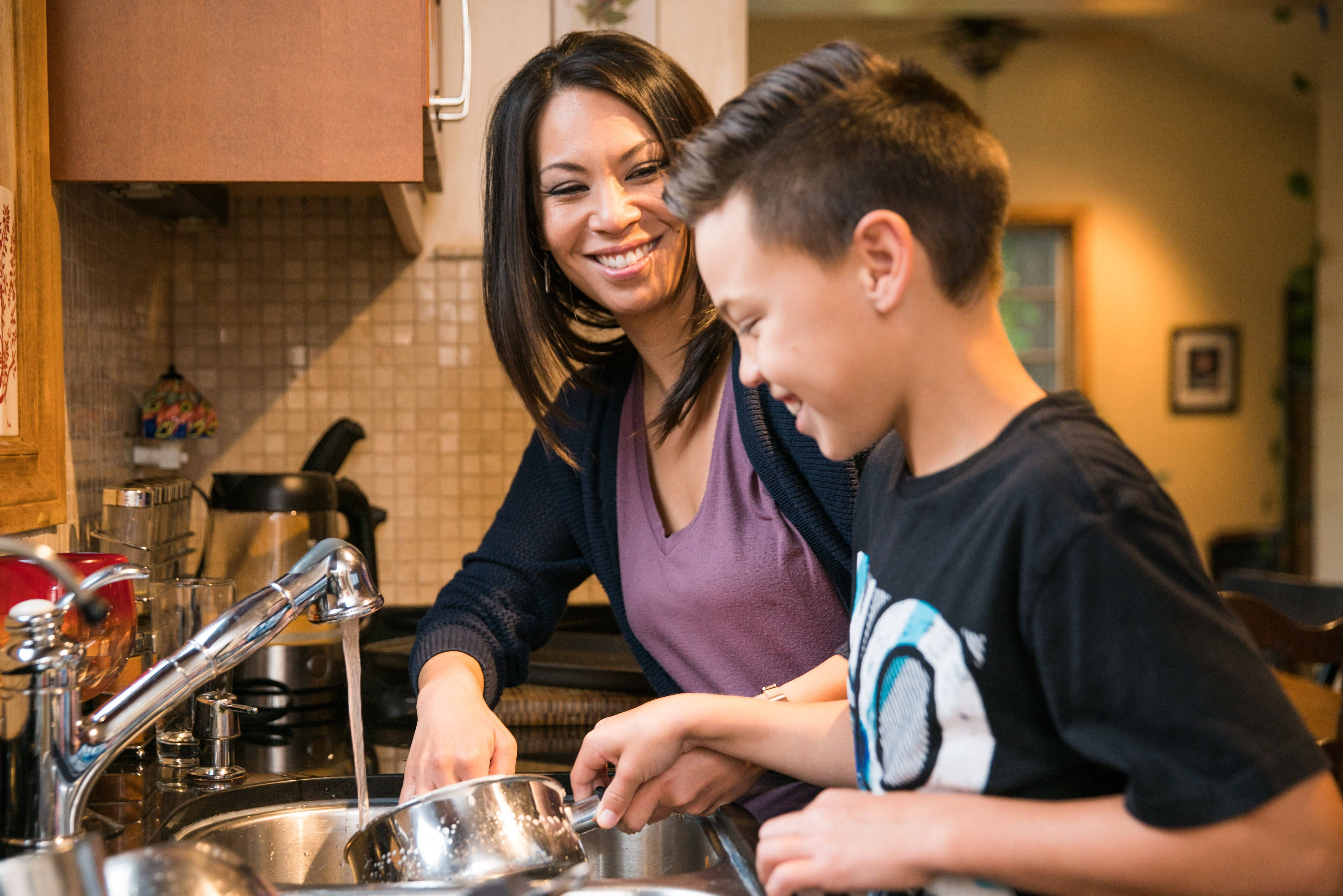 woman, boy, kitchen sink, 4K Desktop Wallpaper