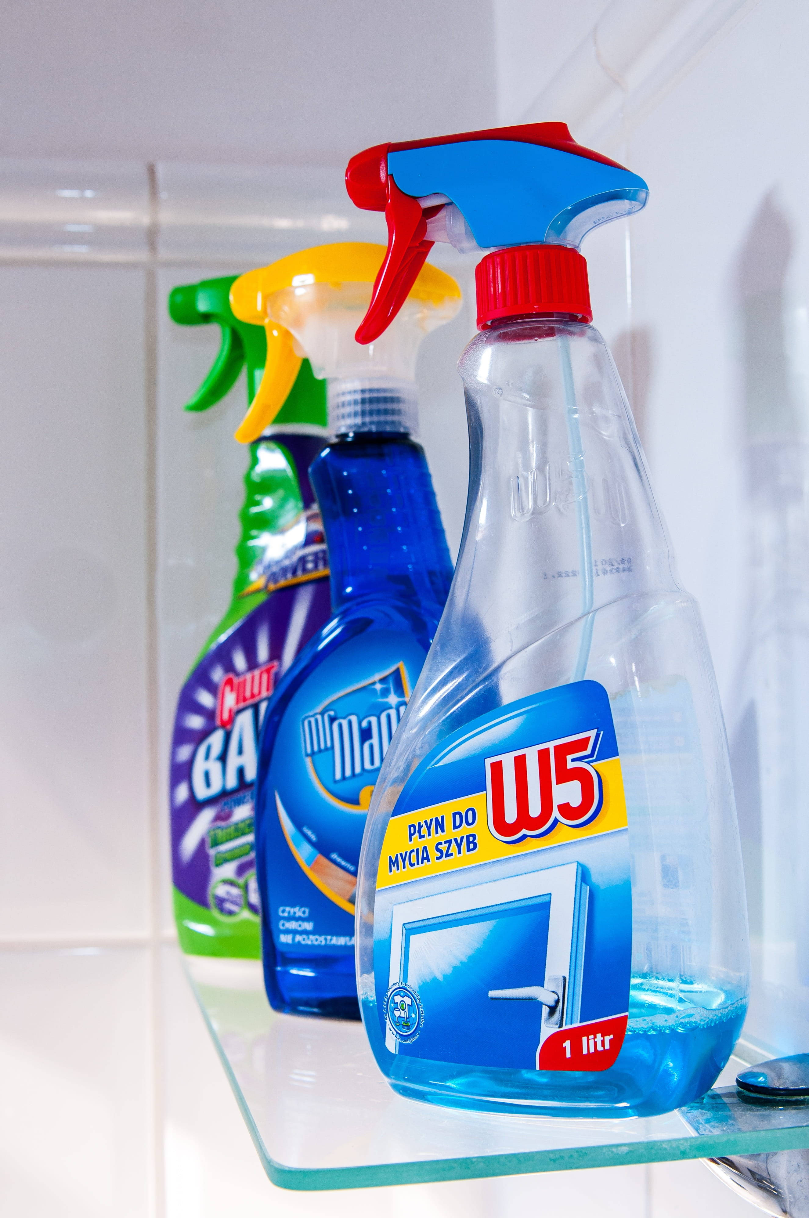 spray bottles, house cleaning, glass shelf, 4K Phone Wallpaper