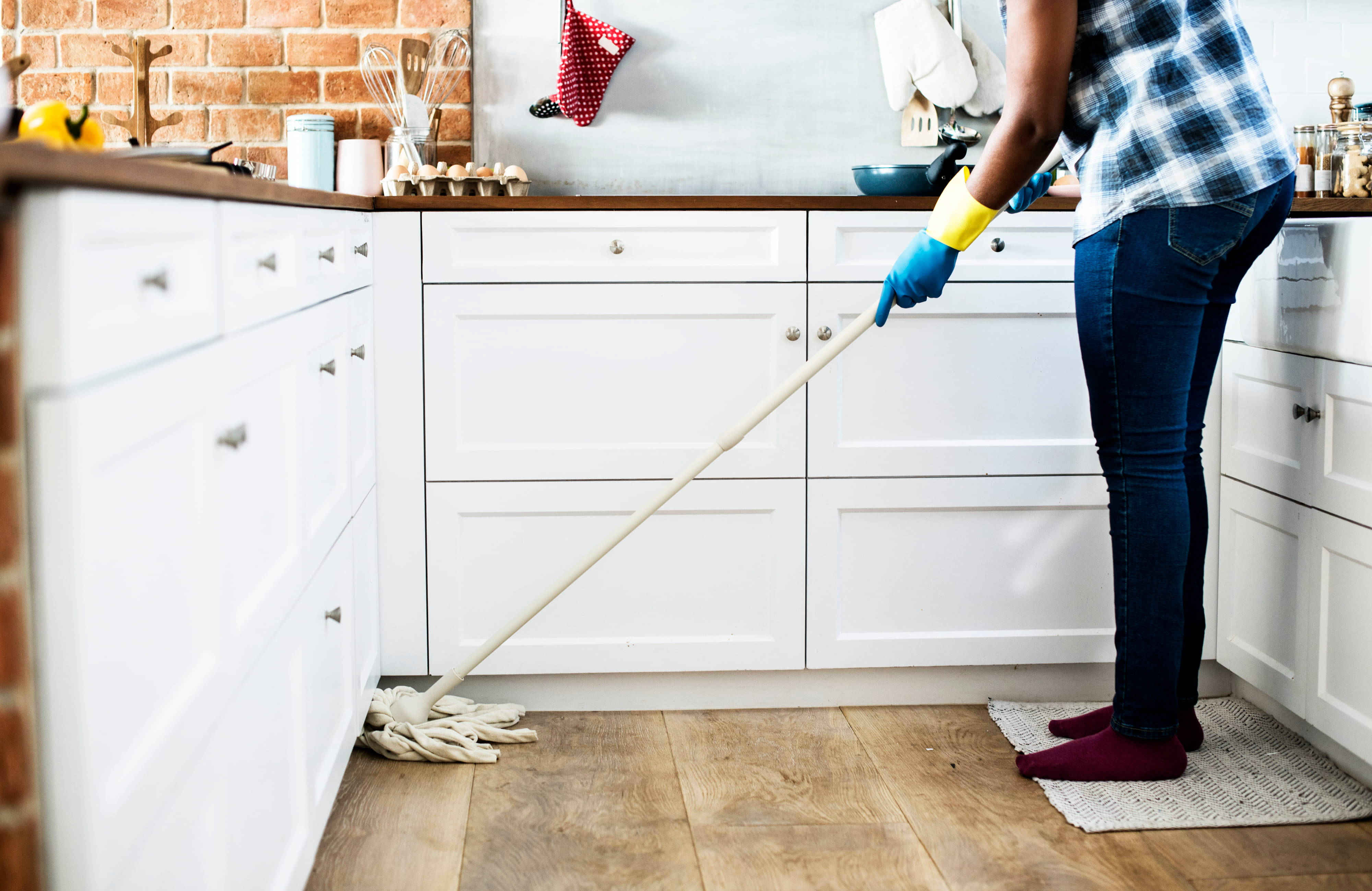 blue gloves, wooden floor, bright kitchen, 4K Desktop Wallpaper