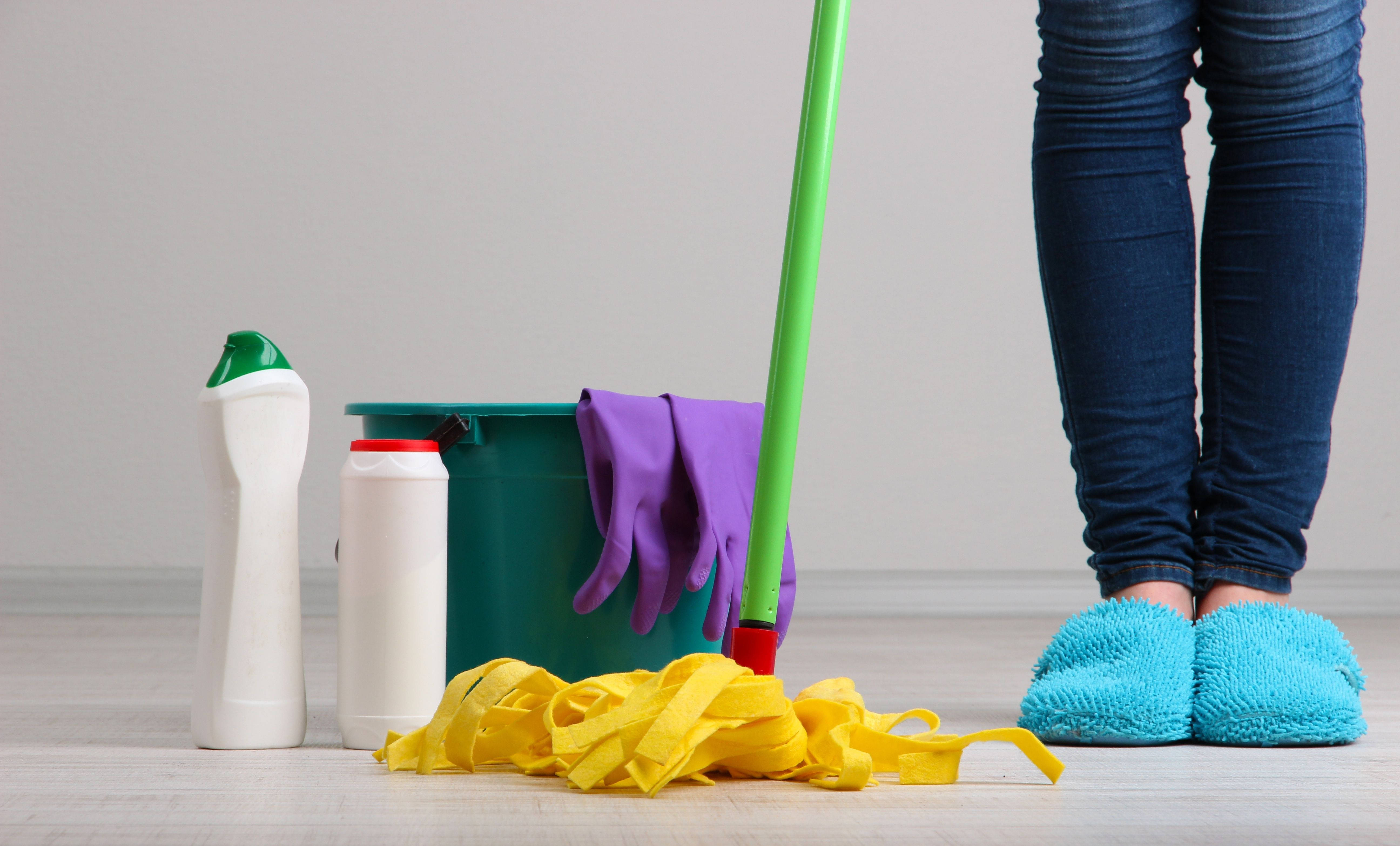 green mop bucket, purple gloves, yellow mop strips, 5K Desktop Wallpaper