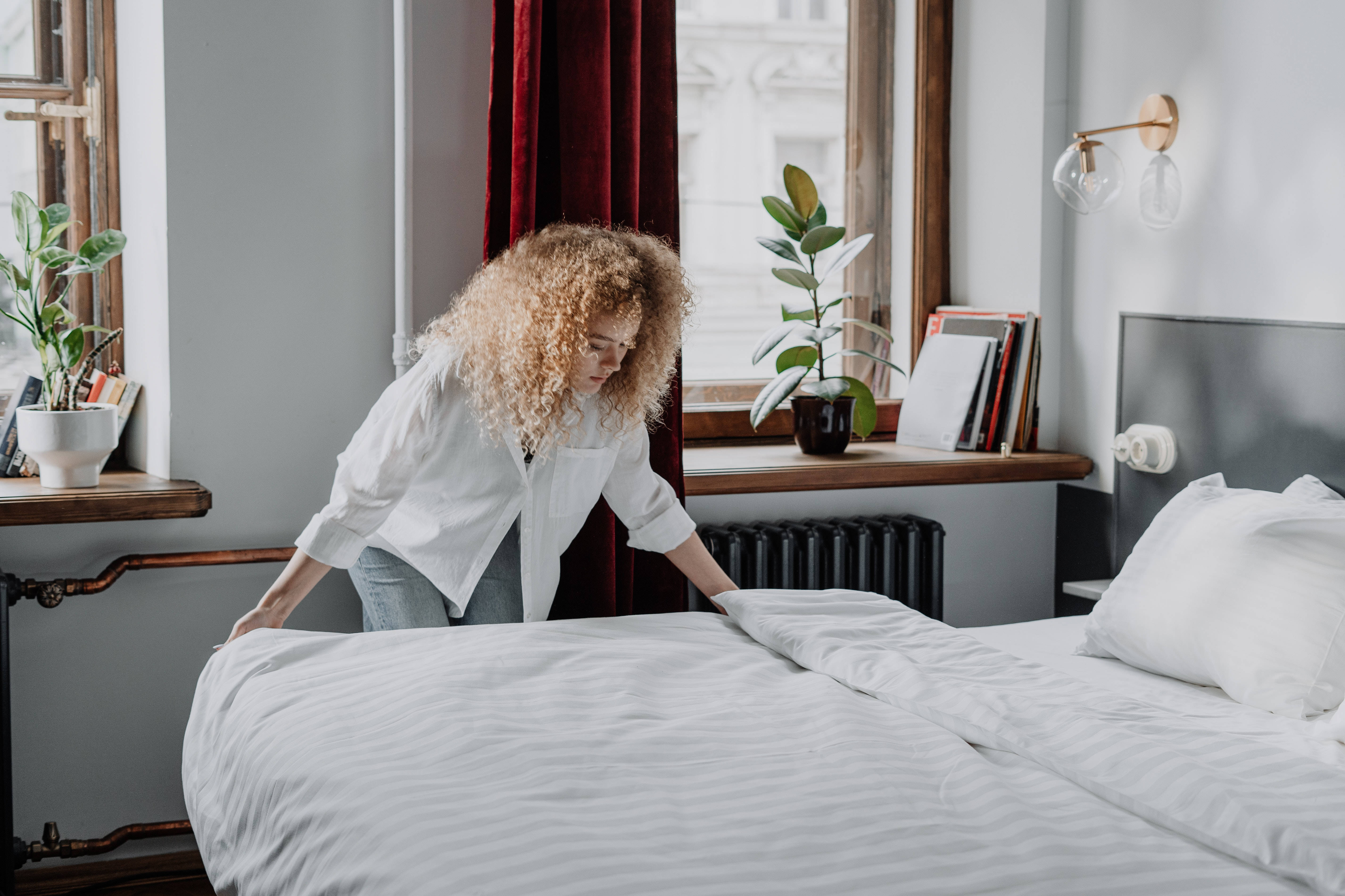housekeeper, making the bed, stylish room, 5K Desktop Wallpaper