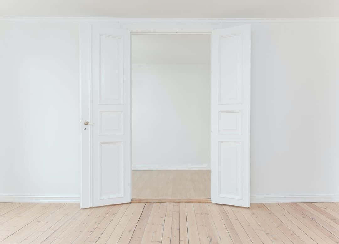 white paneled doors, minimalist room, light wood flooring, SD Desktop Wallpaper