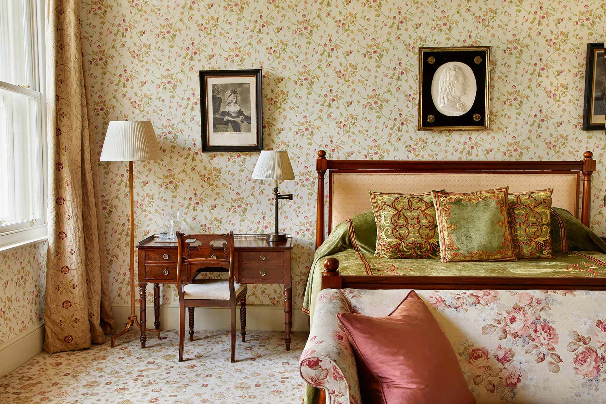 vintage bedroom, floral wallpaper, matching carpet, Full HD Desktop Wallpaper