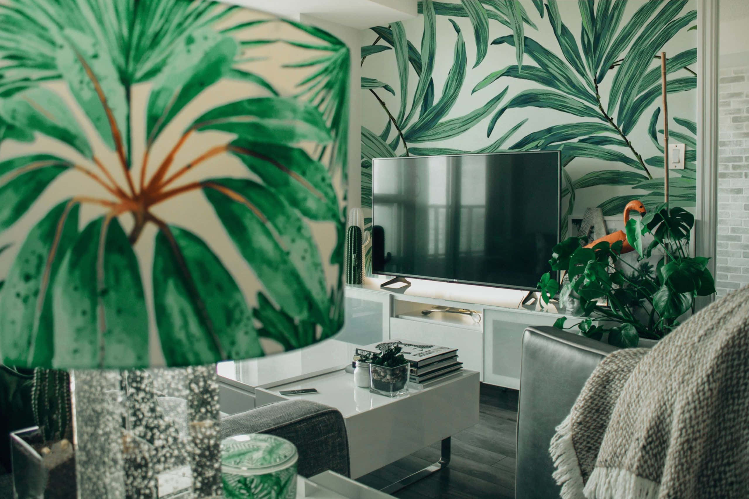 tropical leaf wallpaper, matching lampshade, modern living room, 2K Desktop Wallpaper