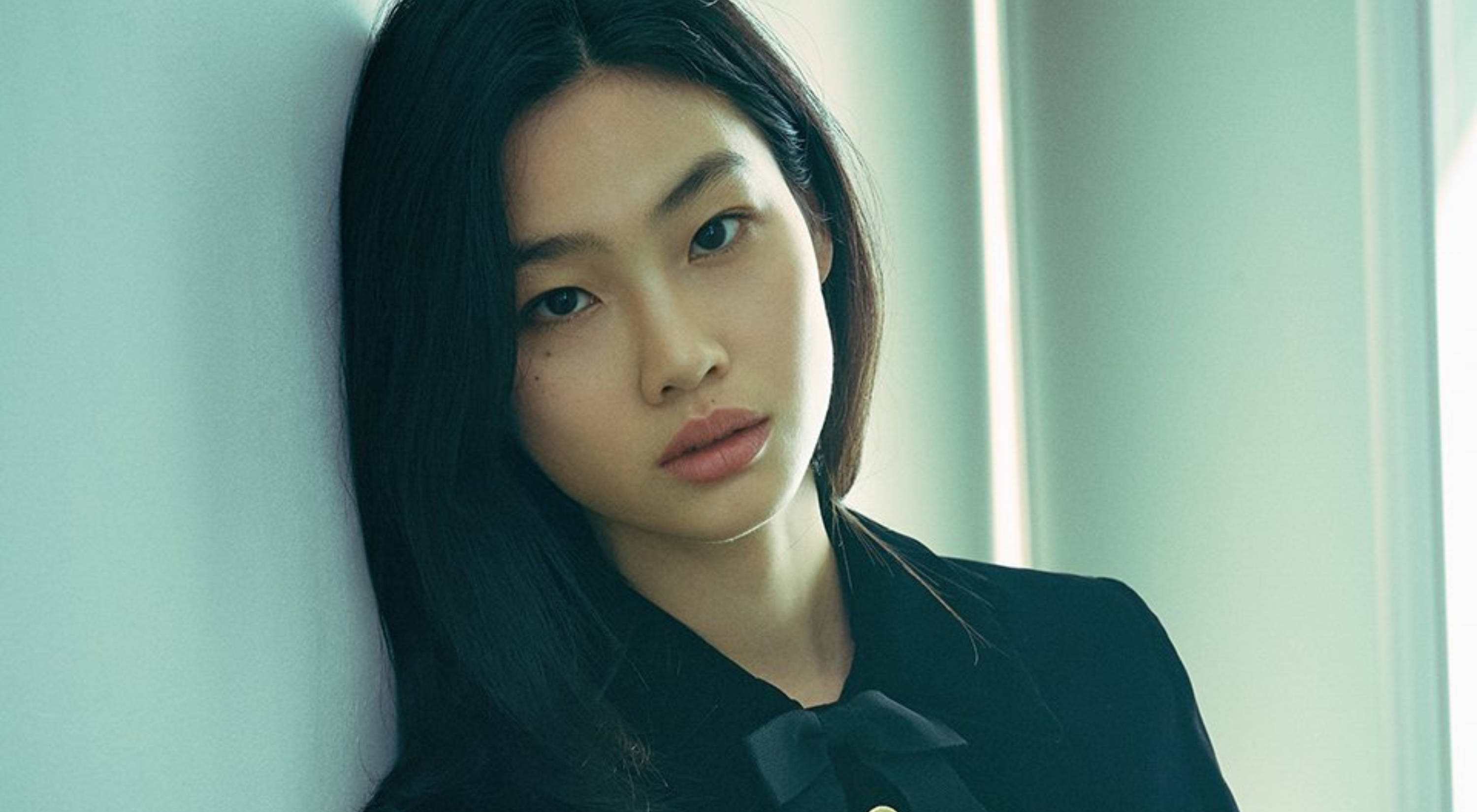Hoyeon Jung, dark hair, pale blue wall, 2K Desktop Wallpaper