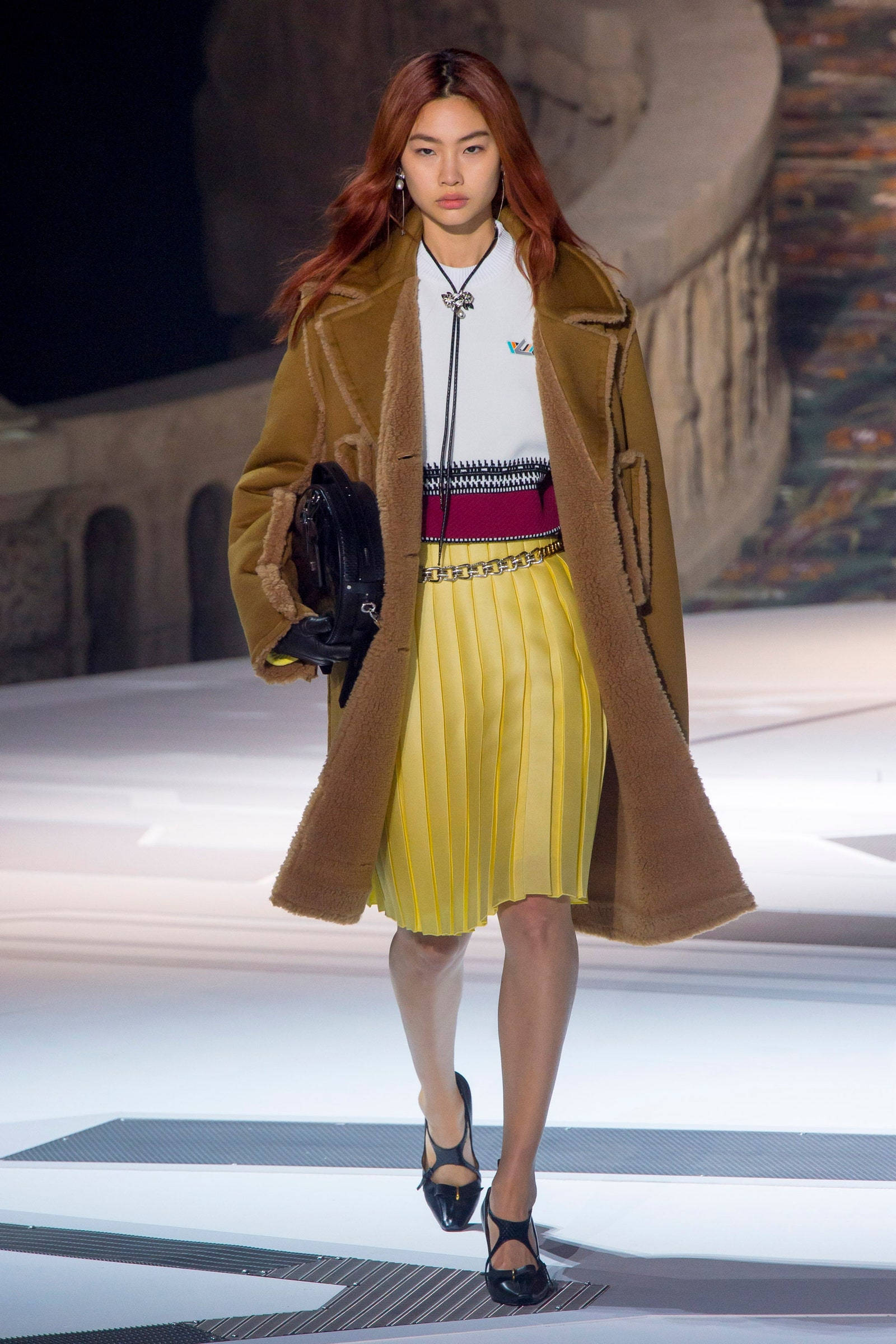 Hoyeon Jung, brown shearling coat, yellow pleated skirt, Full HD Phone Wallpaper