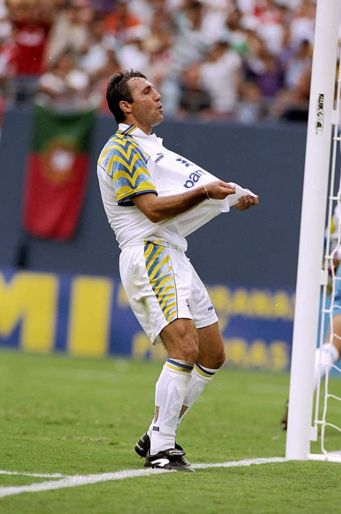 Hristo Stoichkov, white and yellow striped kit, goalpost, SD Phone Wallpaper