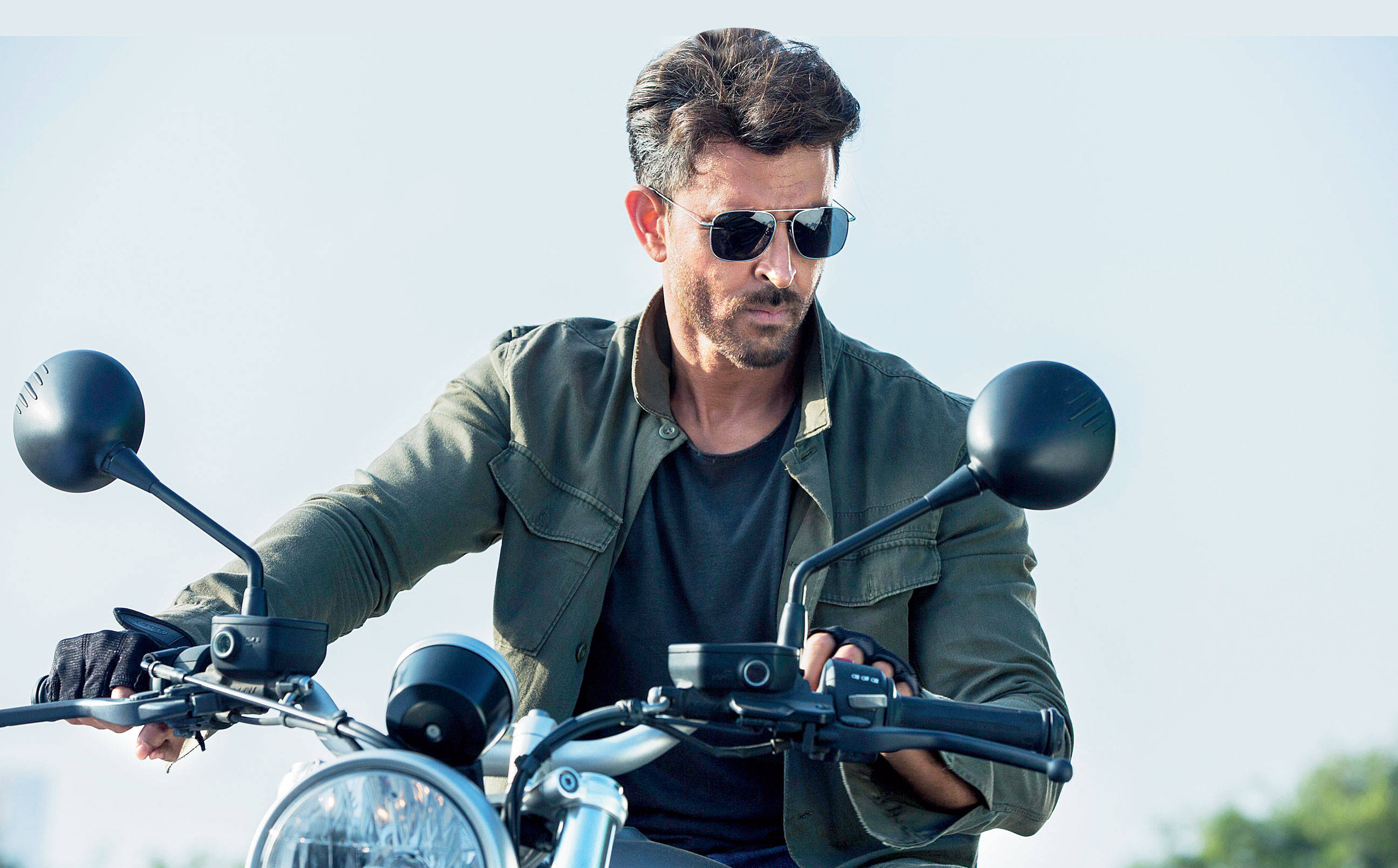 Hrithik Roshan War, green jacket, sunglasses, 2K Desktop Wallpaper