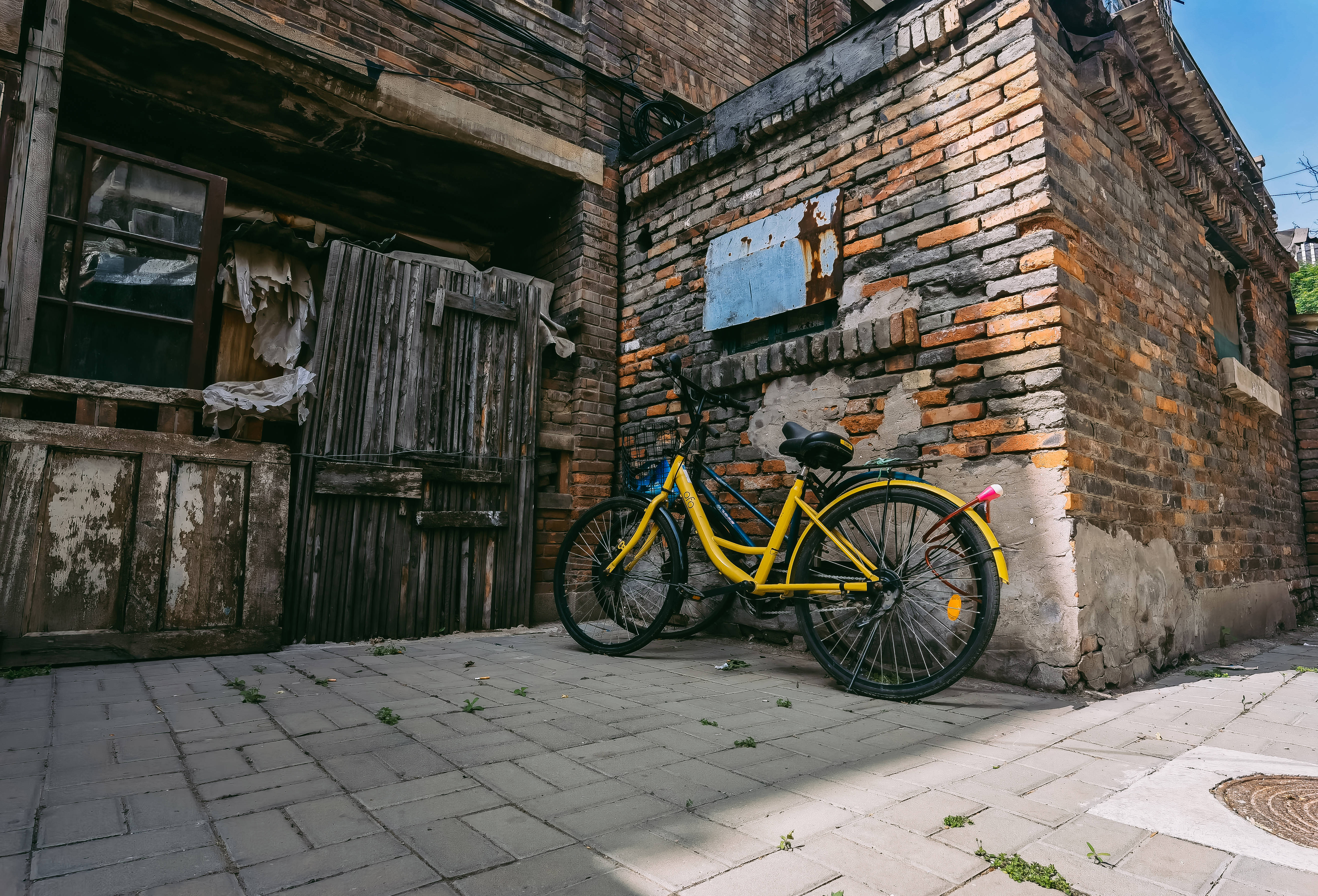 Huawei Honor, yellow bike, weathered brick wall, 5K Desktop Wallpaper