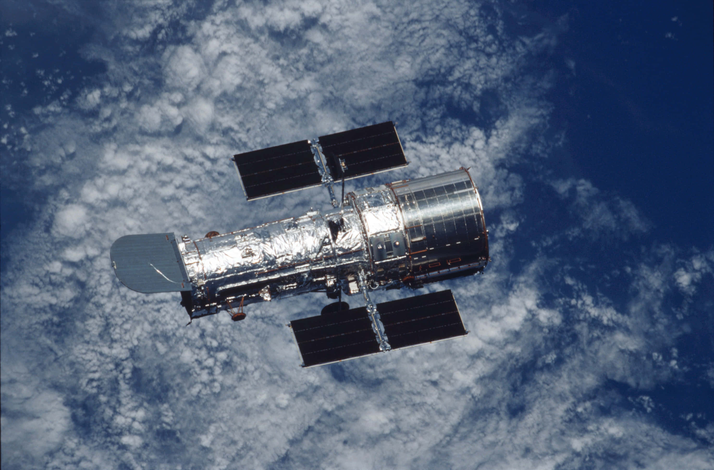 Hubble Space Telescope, Earth, blue, 2K Desktop Wallpaper