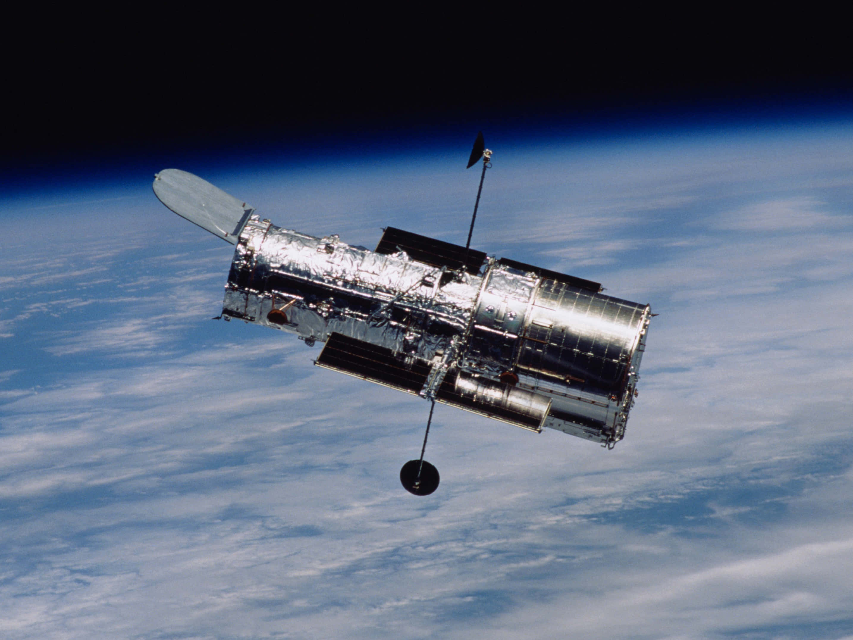 Hubble Space Telescope, Earth, blue and white clouded atmosphere, 2K Desktop Wallpaper
