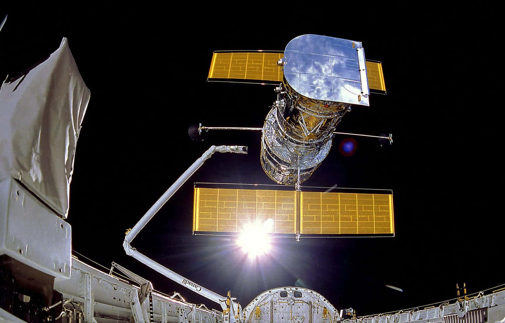 Hubble Space Telescope, gold solar panels, reflective body, HD Desktop Wallpaper