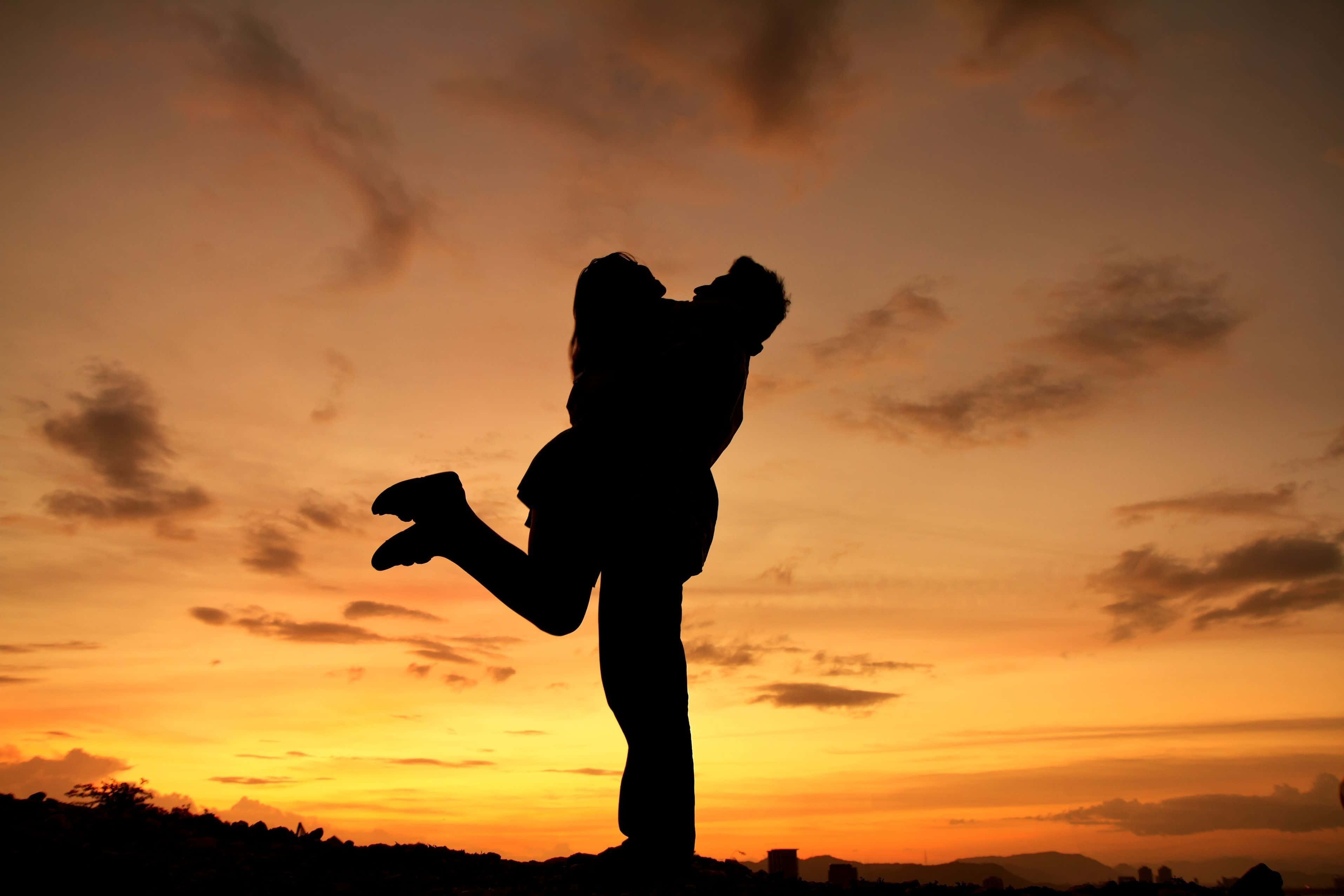 silhouette, couple embrace, sunset, 2K Desktop Wallpaper