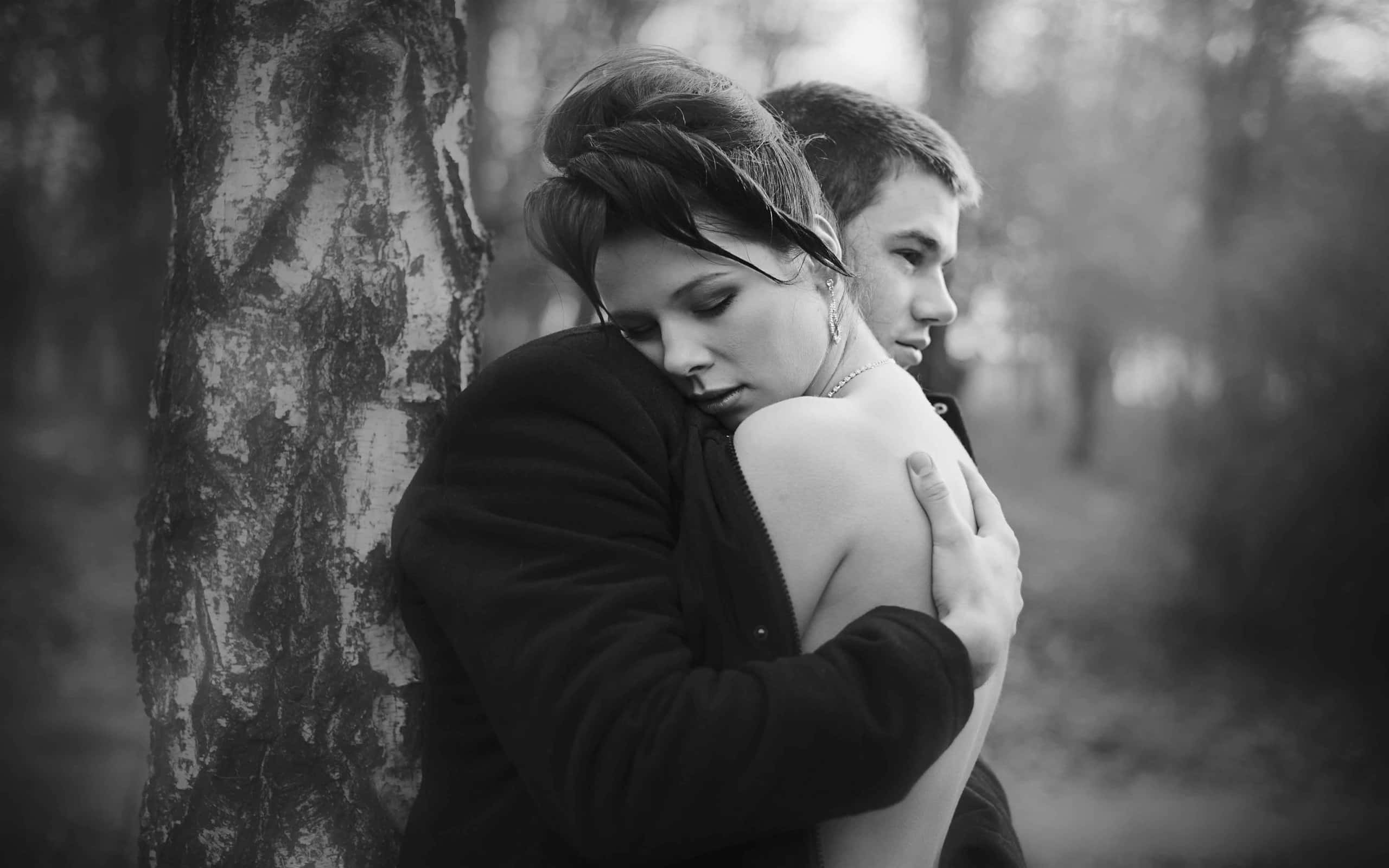 couple, hug, tree, 2K Desktop Wallpaper