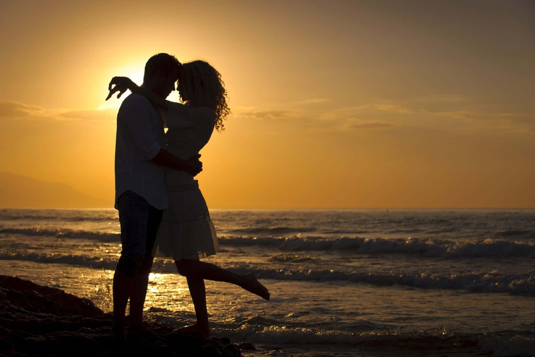 silhouette couple, rocky beach, golden sunset, HD Desktop Wallpaper
