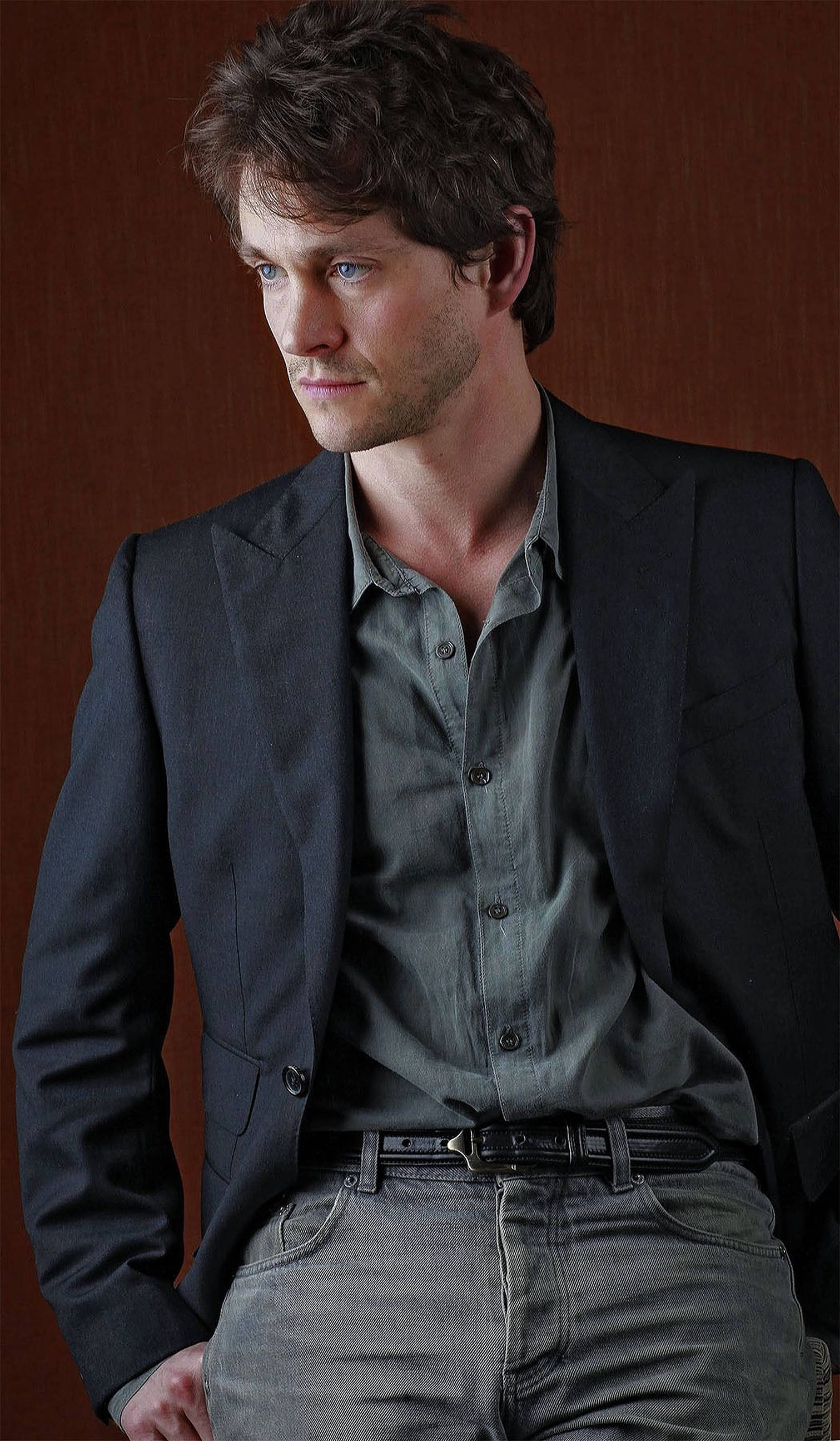 Hugh Dancy, tousled brown hair, blue eyes, 2K Phone Wallpaper