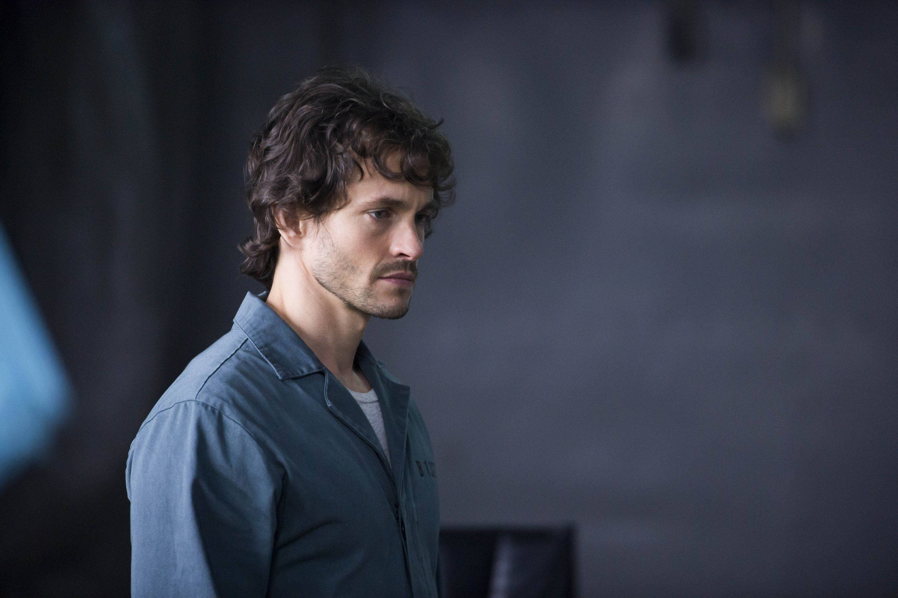 Hugh Dancy, dark curly hair, beard, 2K Desktop Wallpaper