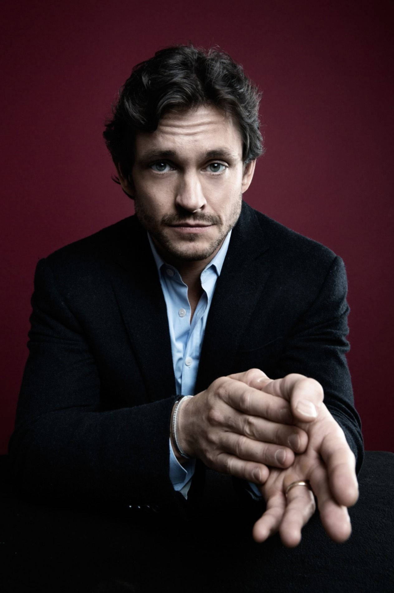 Hugh Dancy, dark suit, light blue shirt, HD Phone Wallpaper