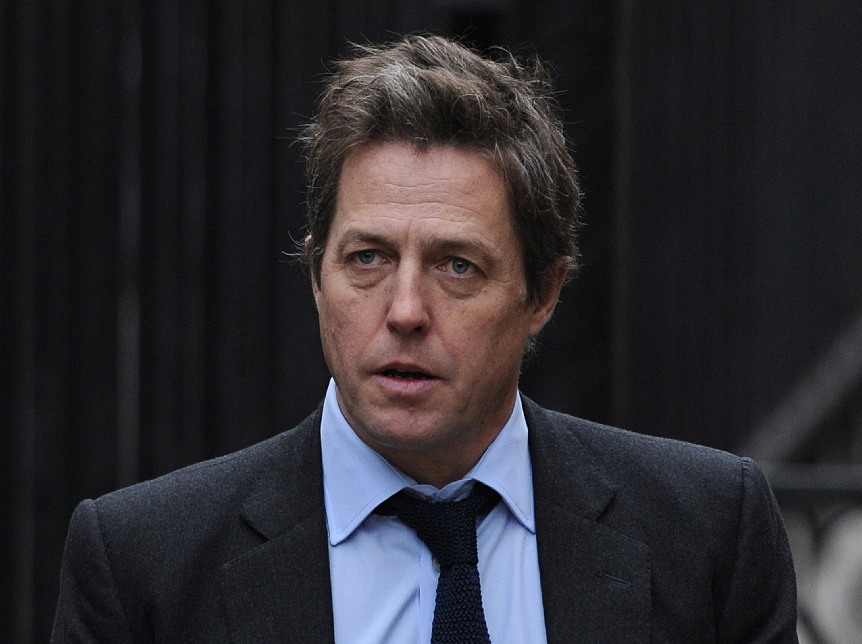 Hugh Grant, dark suit, blue shirt, 2K Desktop Wallpaper