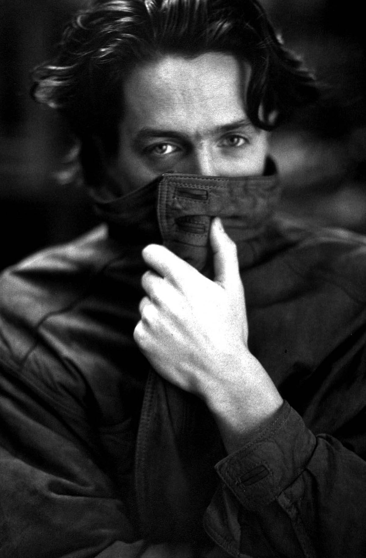 Hugh Grant, black and white portrait, jacket collar, HD Phone Wallpaper