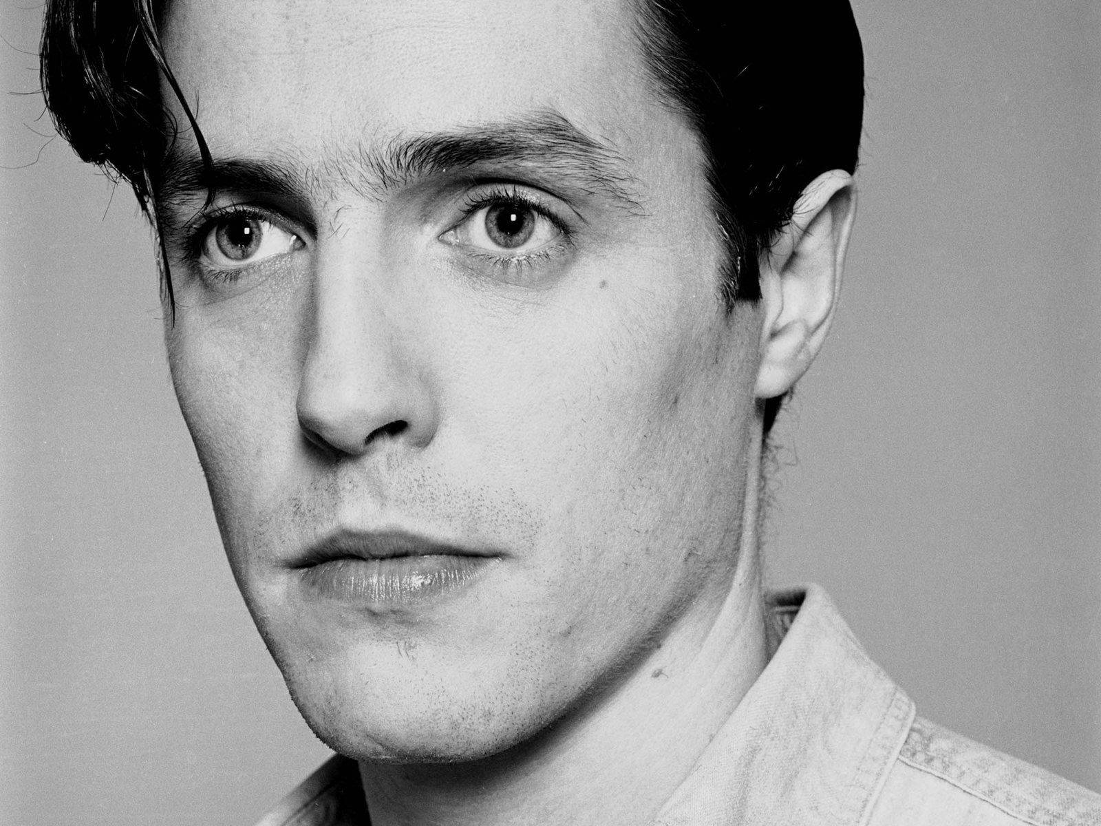 Hugh Grant, black and white, close-up portrait, HD Desktop Wallpaper
