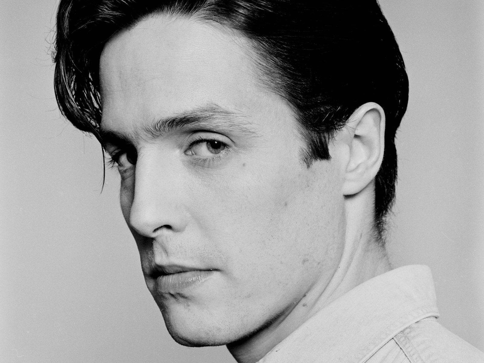 Hugh Grant, black and white, close-up portrait, HD Desktop Wallpaper