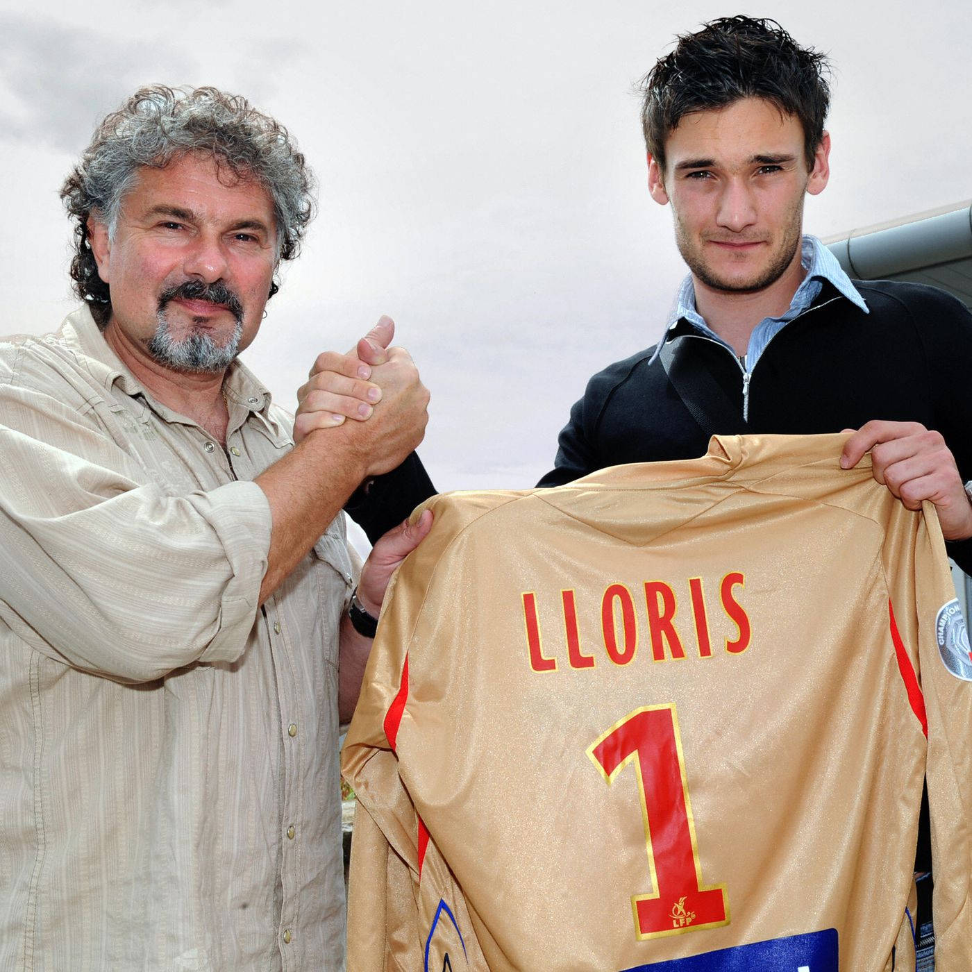 Hugo Lloris, golden soccer jersey, number one, HD Desktop Wallpaper