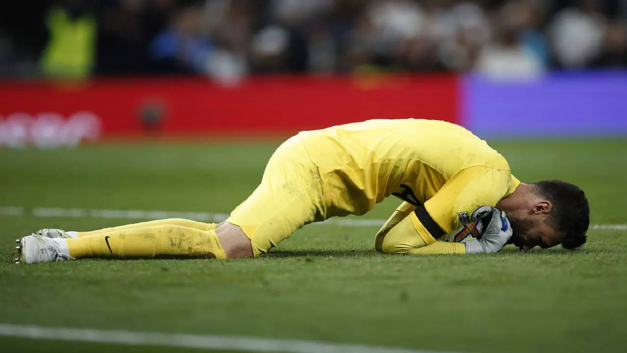 Hugo Lloris, yellow kit, grass field, HD Desktop Wallpaper