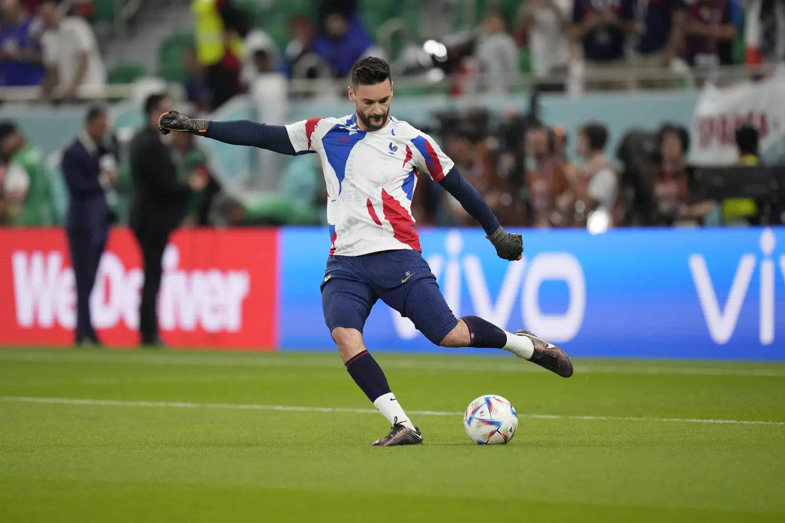 Hugo Lloris, white red and blue jersey, vibrant green field, HD Desktop Wallpaper