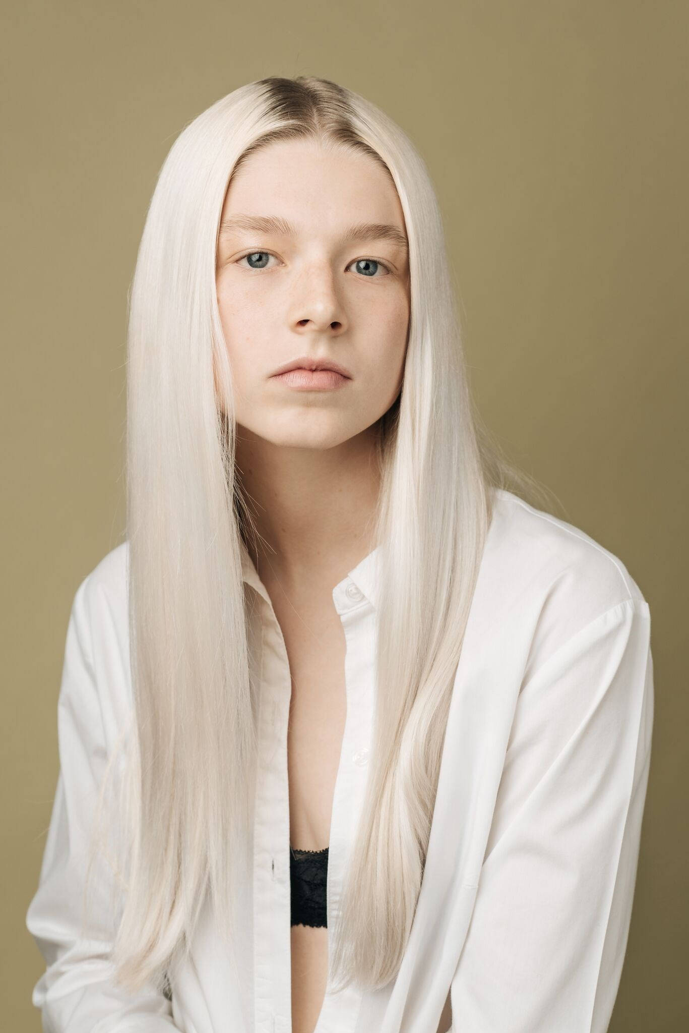 Hunter Schafer, platinum blonde hair, blue eyes, Full HD Phone Wallpaper