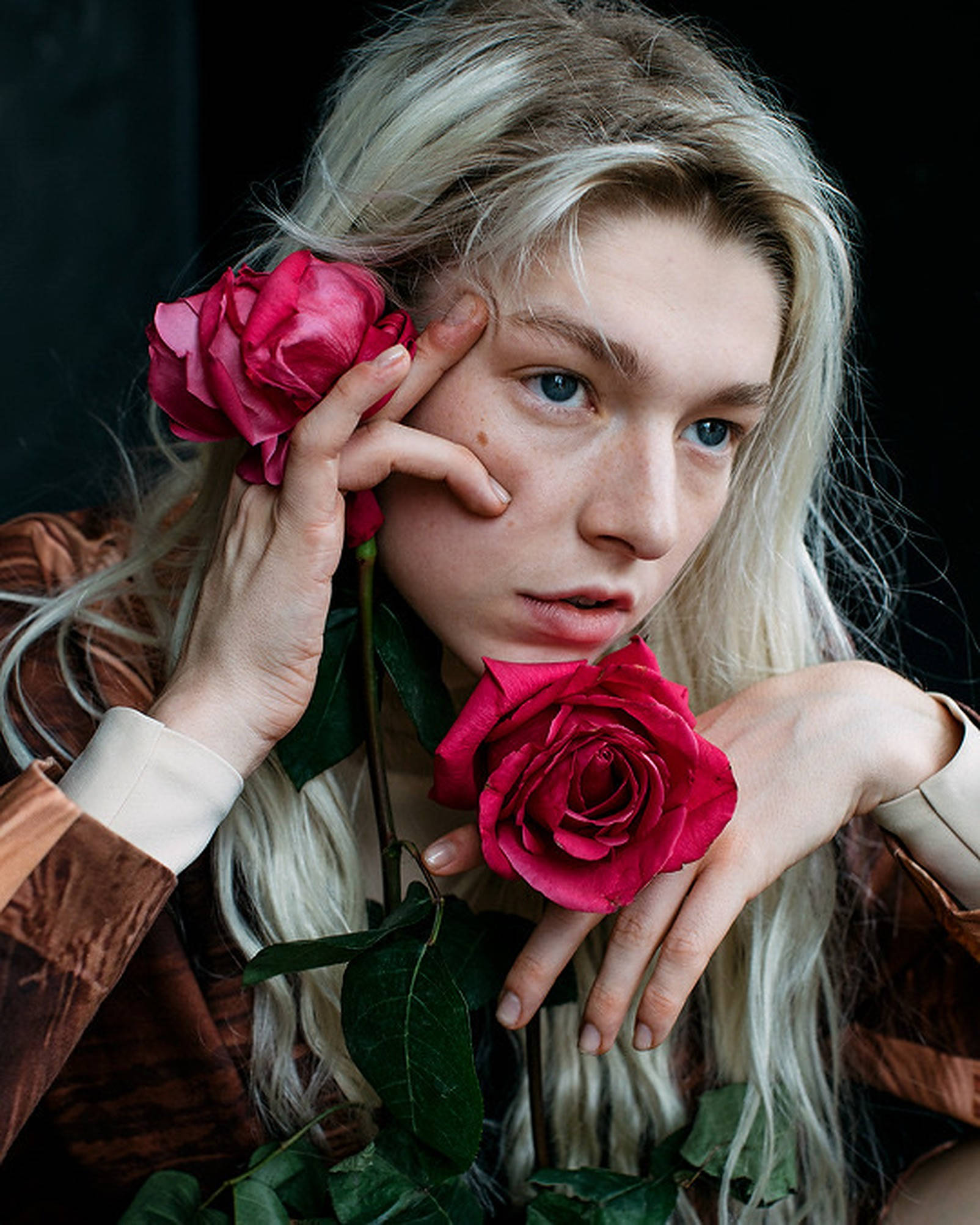 Hunter Schafer, red roses, blonde hair, Full HD Phone Wallpaper