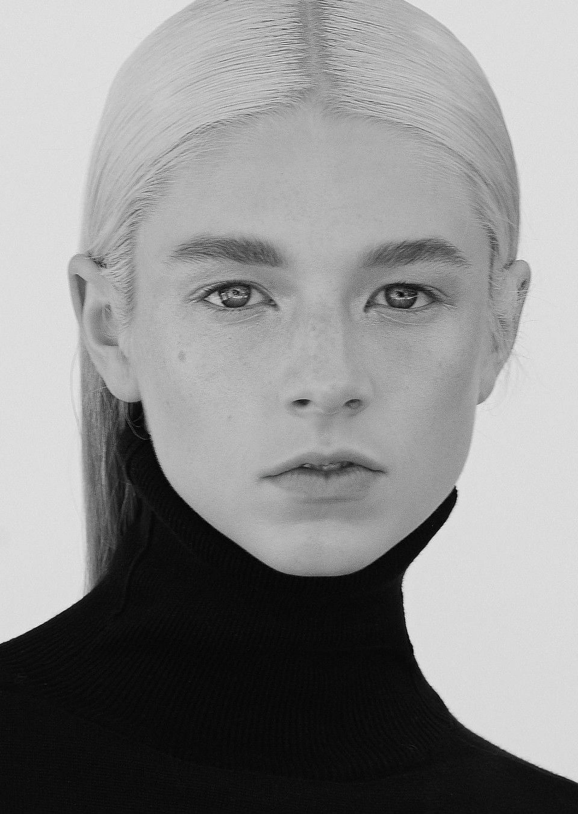 Hunter Schafer, platinum blonde hair, freckles, 2K Phone Wallpaper