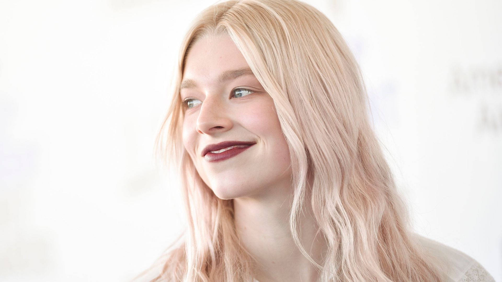 Hunter Schafer, soft blonde hair, gentle smile, Full HD Desktop Wallpaper