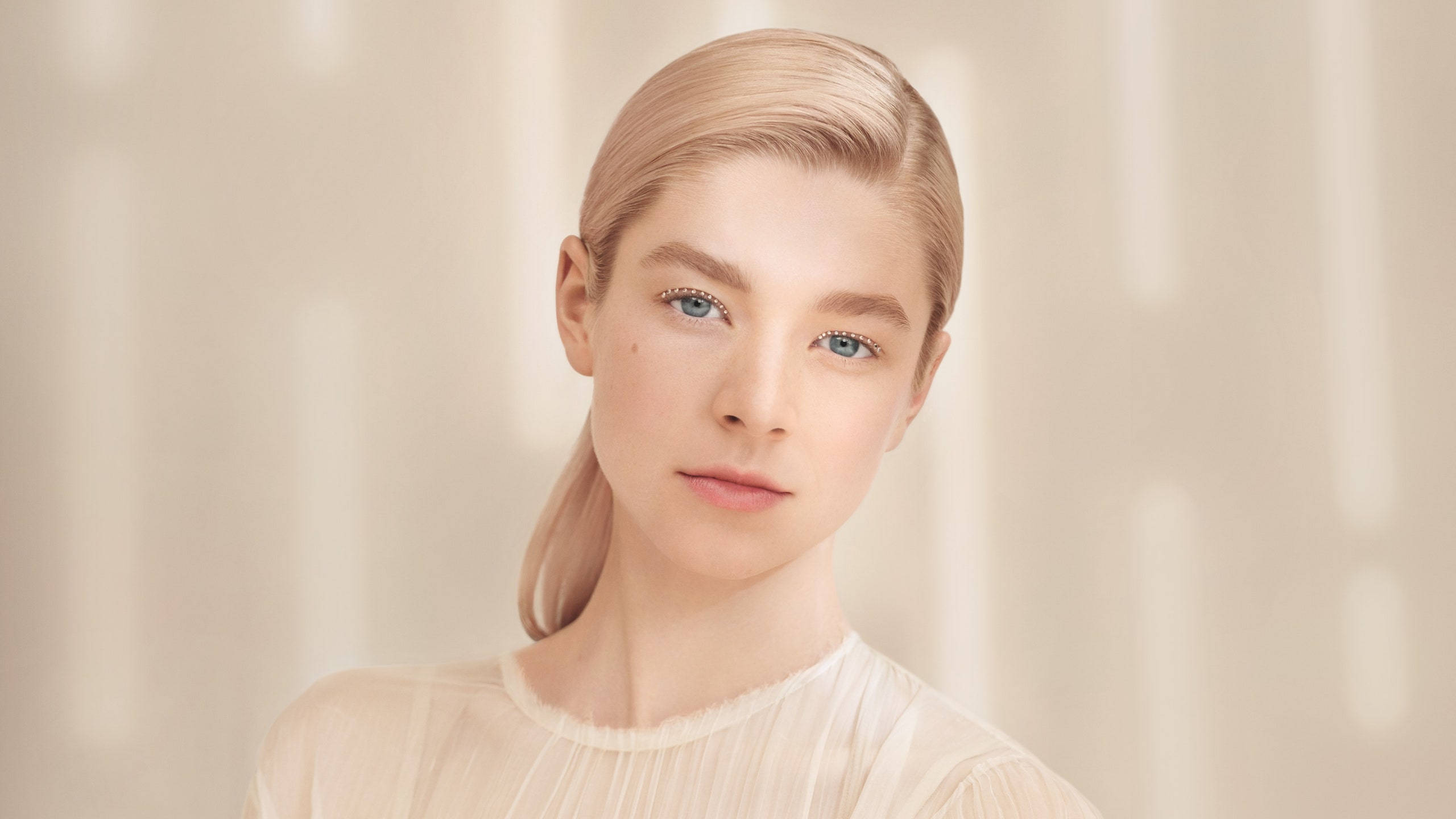 Hunter Schafer, blonde hair, blue eyes, 2K Desktop Wallpaper