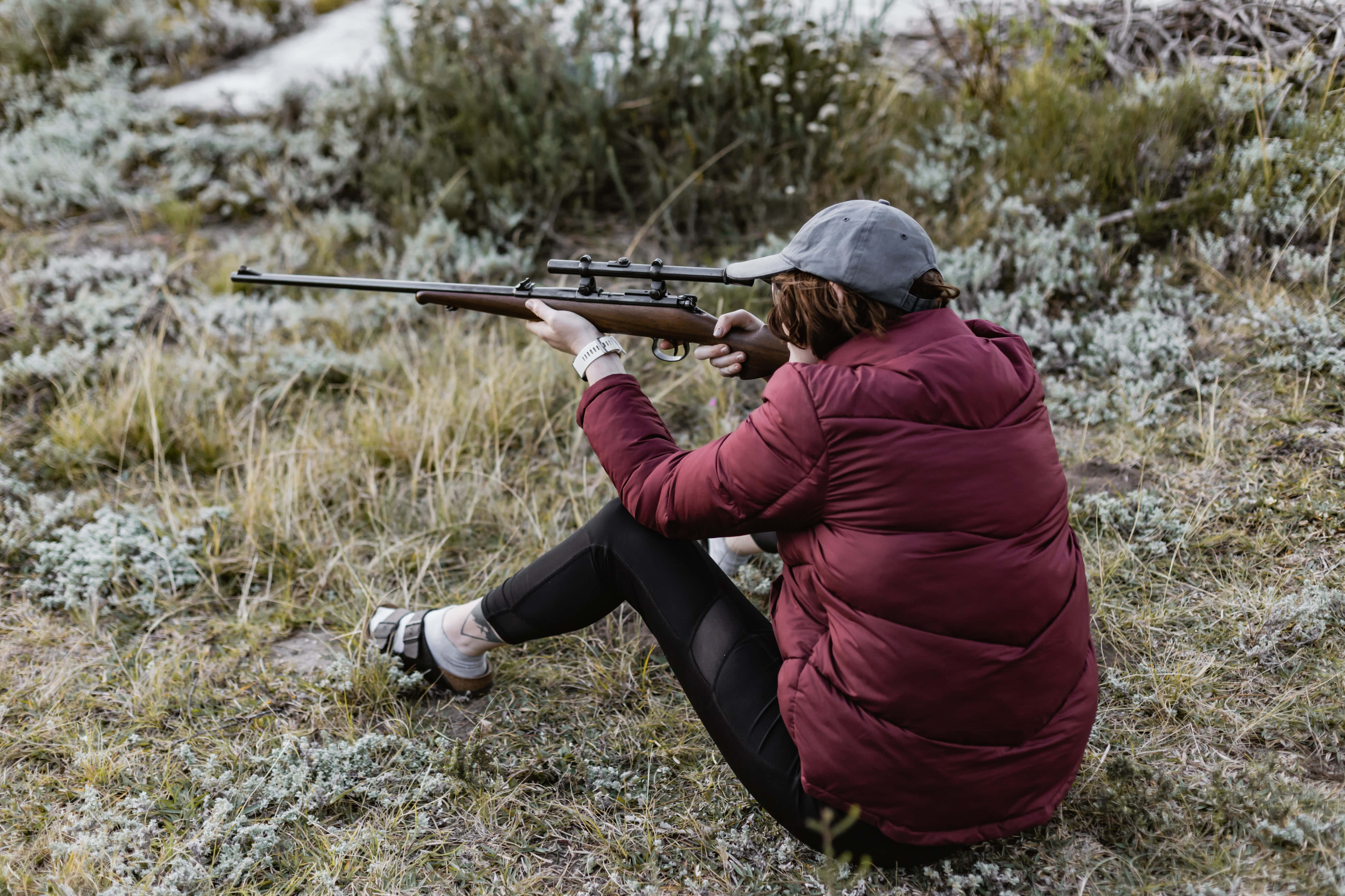 Hunting Desktop, maroon jacket, grass, 5K Desktop Wallpaper