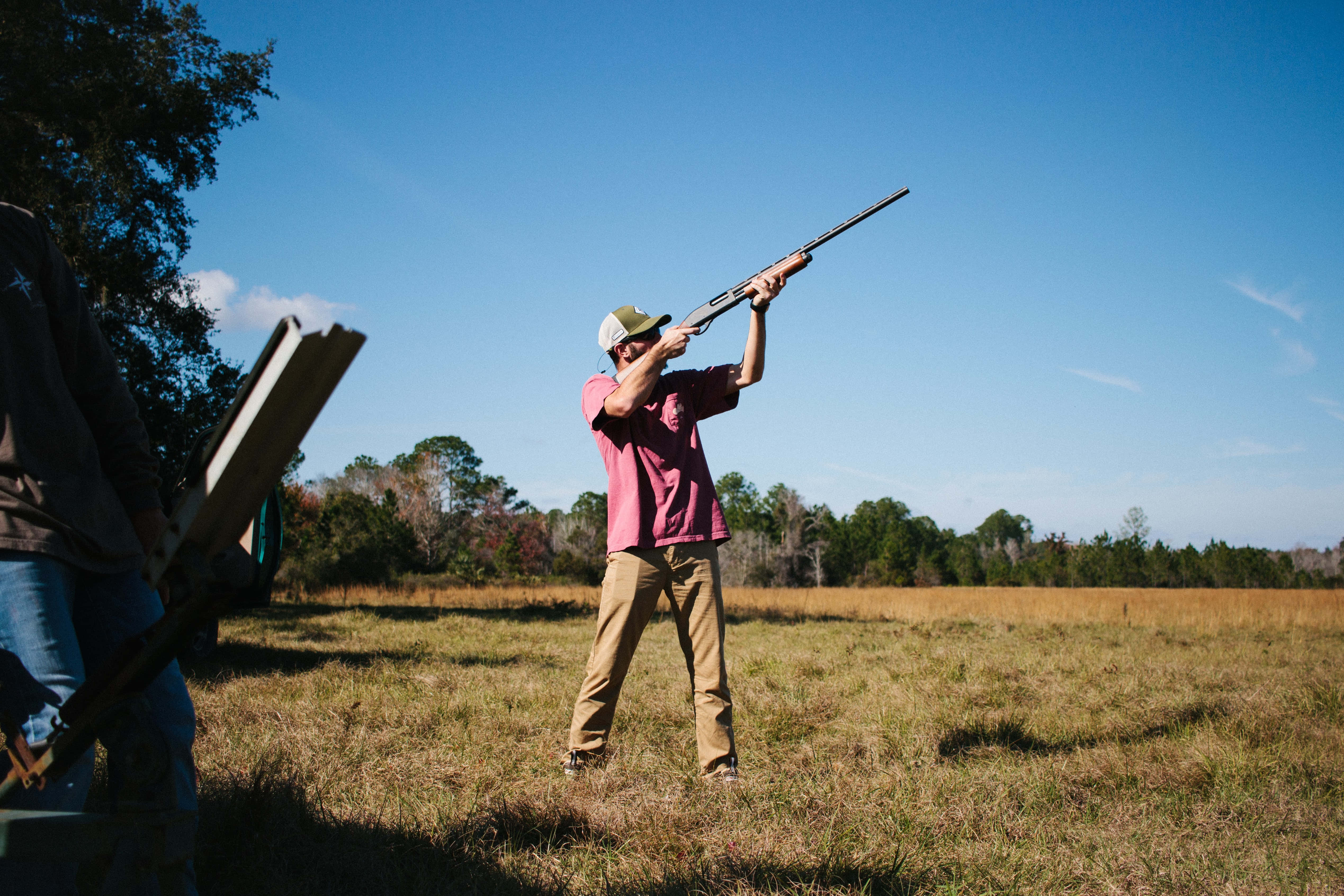 Bird Hunting Desktop, pink shirt, shotgun, 4K Desktop Wallpaper