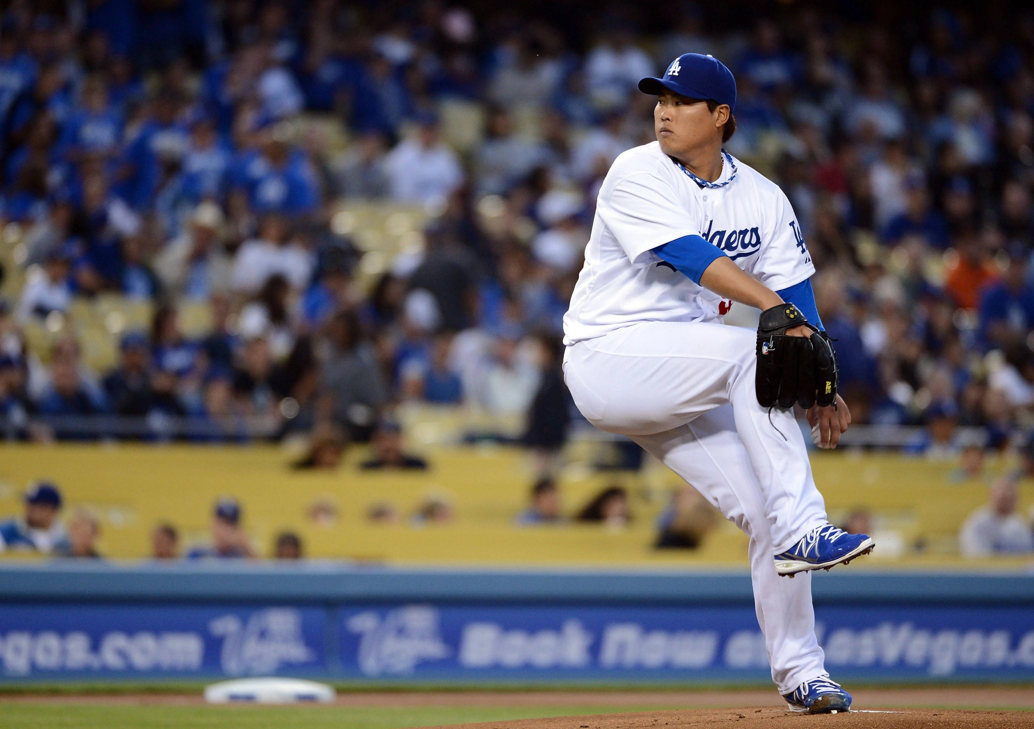 Hyun Jin Ryu, white uniform, mid-throw, 4K Desktop Wallpaper